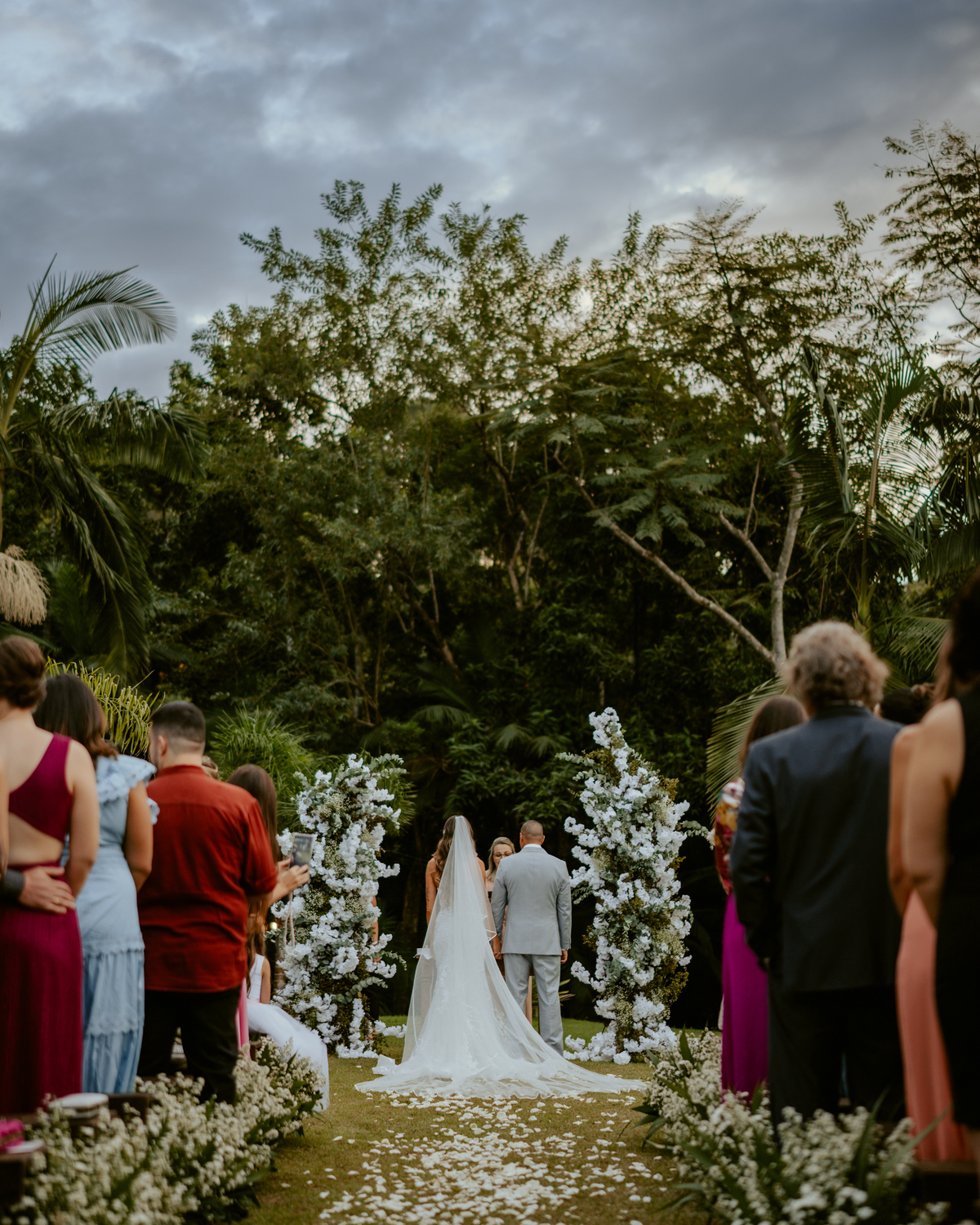erimônia de casamento ao ar livre no Refúgio dos Lagos em Massaranduba com altar decorado pela Vila das Flores e convidados presentes.