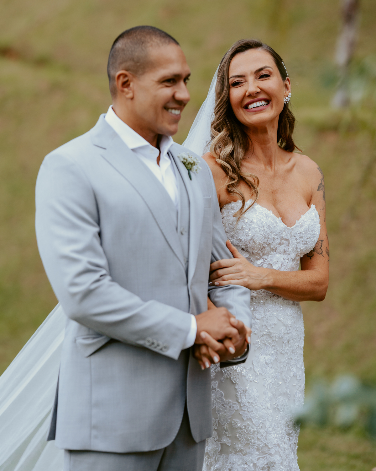 erimônia de casamento ao ar livre no Refúgio dos Lagos em Massaranduba com altar decorado pela Vila das Flores e convidados presentes.