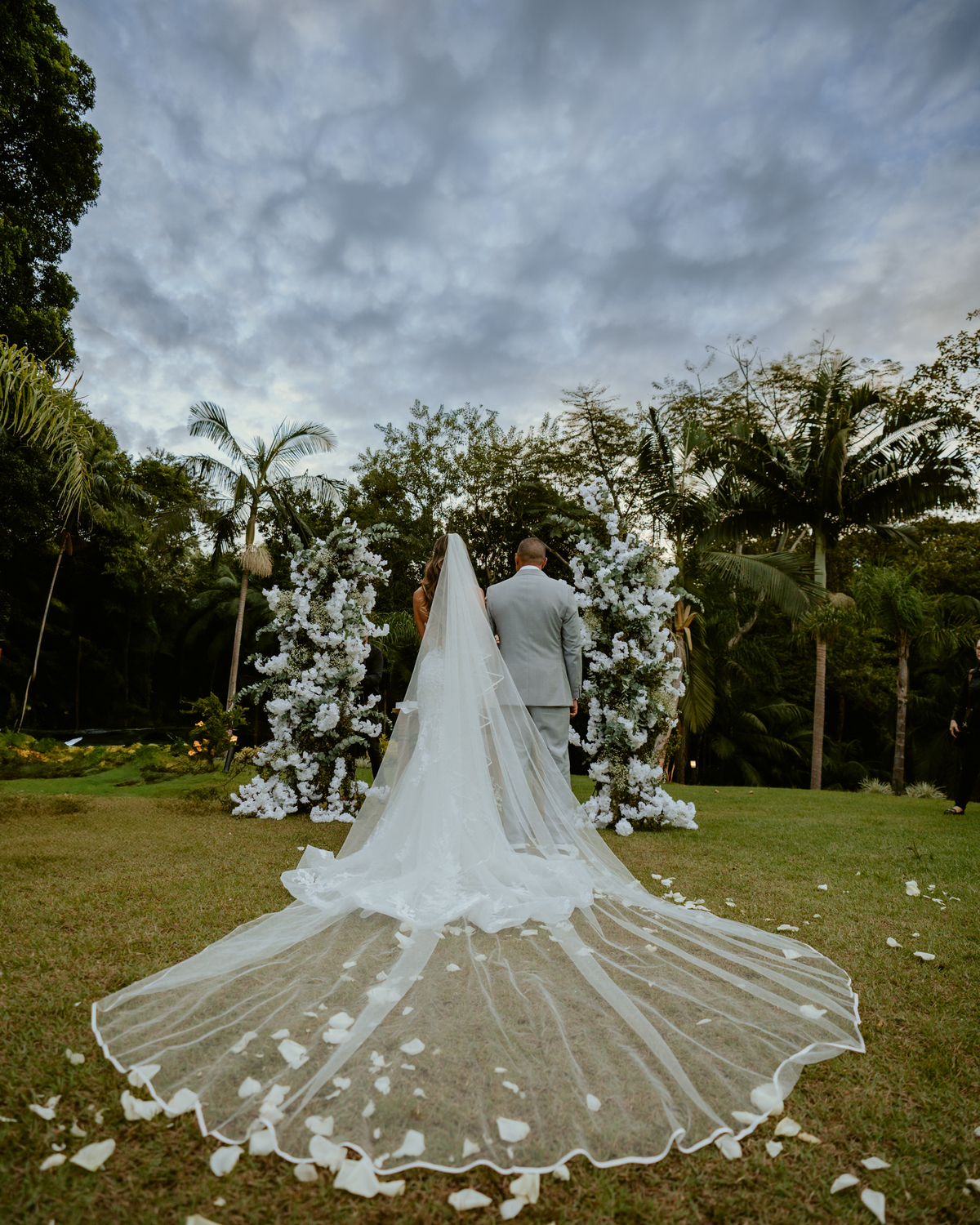 erimônia de casamento ao ar livre no Refúgio dos Lagos em Massaranduba com altar decorado pela Vila das Flores e convidados presentes.