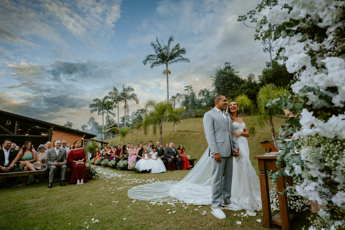 erimônia de casamento ao ar livre no Refúgio dos Lagos em Massaranduba com altar decorado pela Vila das Flores e convidados presentes.