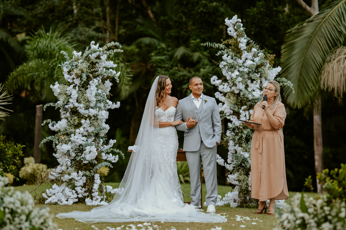erimônia de casamento ao ar livre no Refúgio dos Lagos em Massaranduba com altar decorado pela Vila das Flores e convidados presentes.