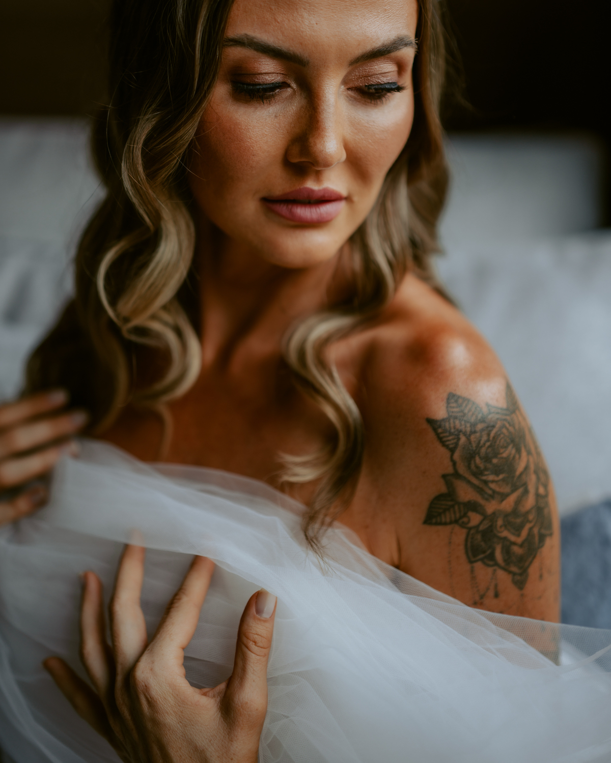 Retrato da noiva Stephanie durante making of no chalé do Refúgio dos Lagos em Massaranduba, com luz suave e expressão natural, destacando preparação para casamento na região do Vale do Itapocu.