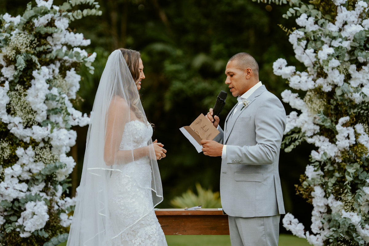 erimônia de casamento ao ar livre no Refúgio dos Lagos em Massaranduba com altar decorado pela Vila das Flores e convidados presentes.