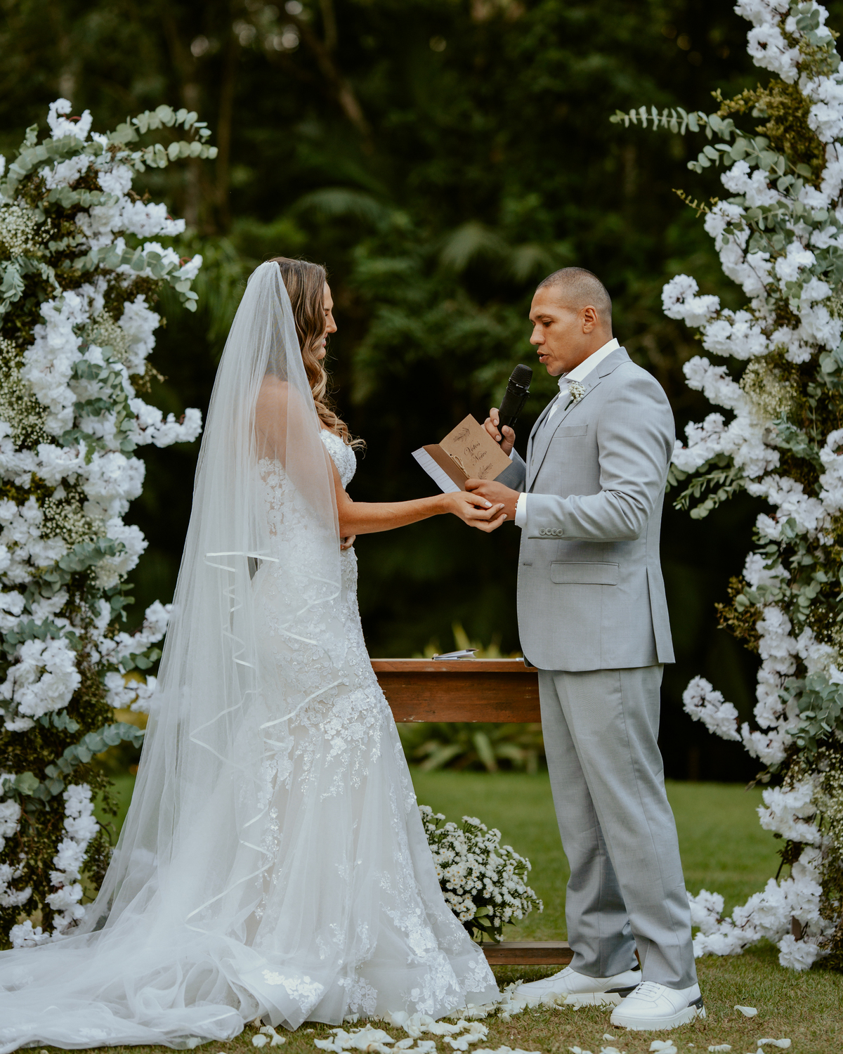 erimônia de casamento ao ar livre no Refúgio dos Lagos em Massaranduba com altar decorado pela Vila das Flores e convidados presentes.
