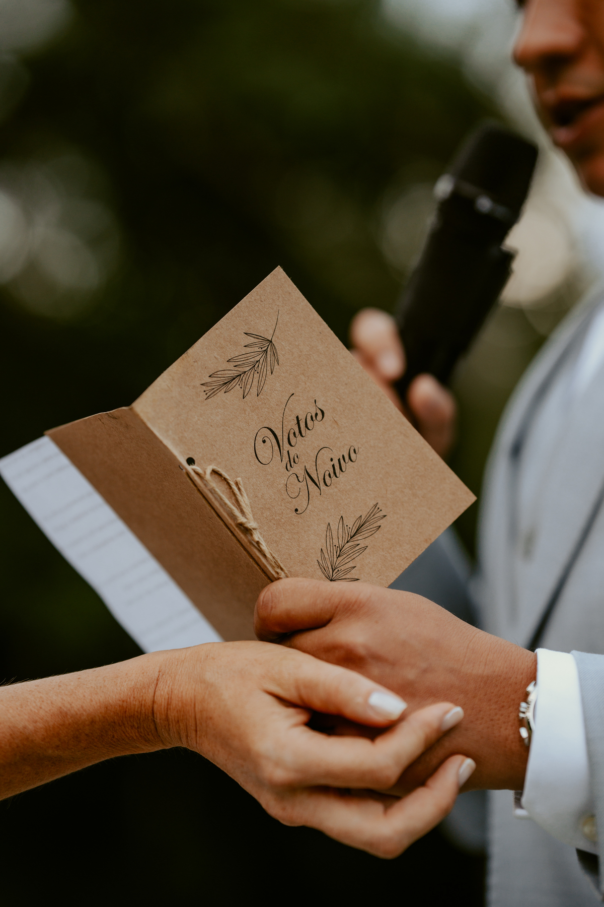 erimônia de casamento ao ar livre no Refúgio dos Lagos em Massaranduba com altar decorado pela Vila das Flores e convidados presentes.