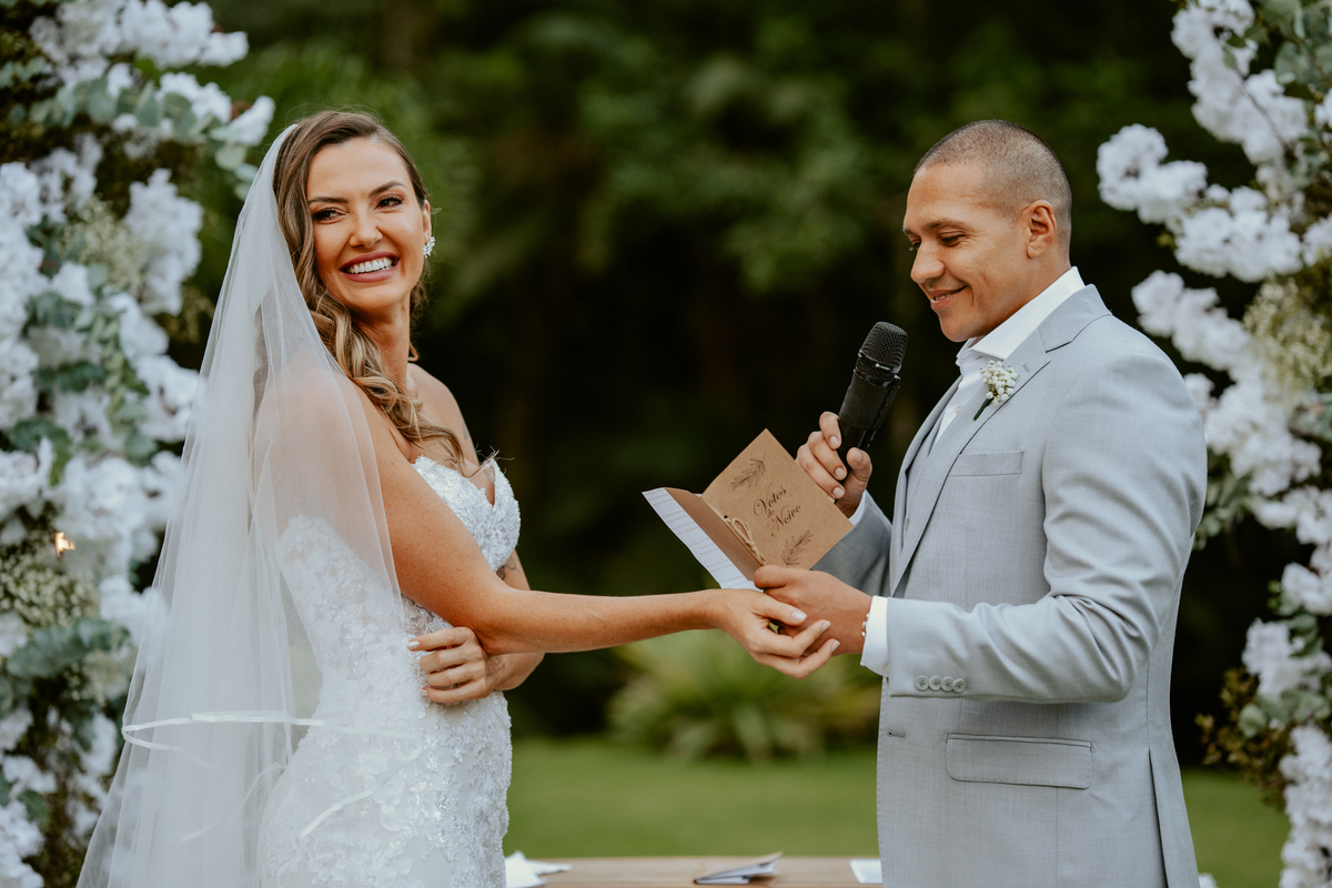 erimônia de casamento ao ar livre no Refúgio dos Lagos em Massaranduba com altar decorado pela Vila das Flores e convidados presentes.