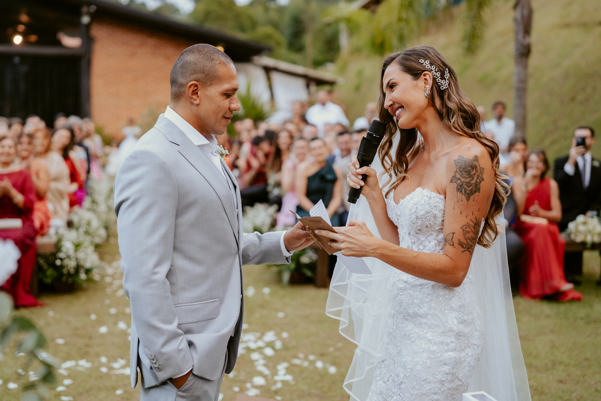 erimônia de casamento ao ar livre no Refúgio dos Lagos em Massaranduba com altar decorado pela Vila das Flores e convidados presentes.