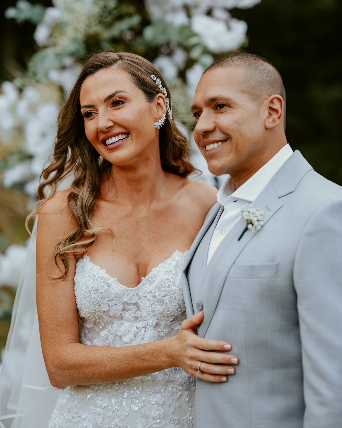 erimônia de casamento ao ar livre no Refúgio dos Lagos em Massaranduba com altar decorado pela Vila das Flores e convidados presentes.