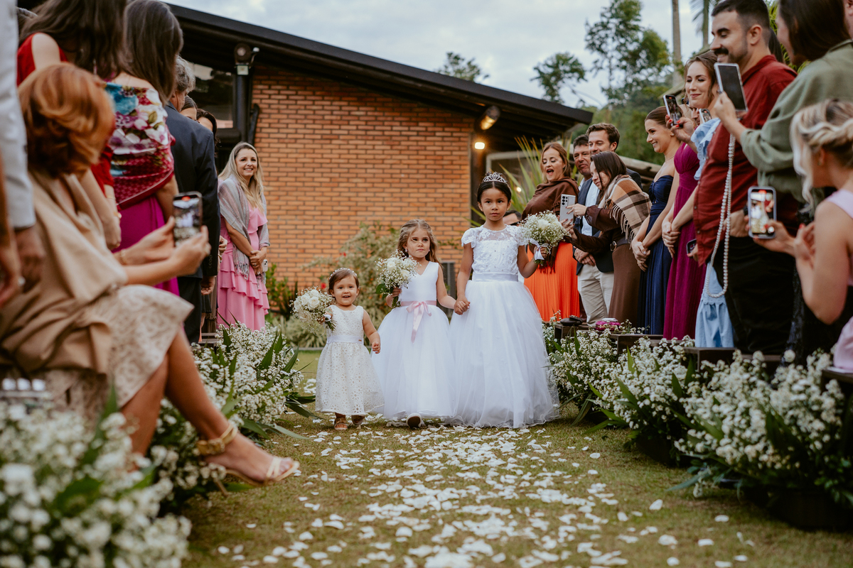erimônia de casamento ao ar livre no Refúgio dos Lagos em Massaranduba com altar decorado pela Vila das Flores e convidados presentes.