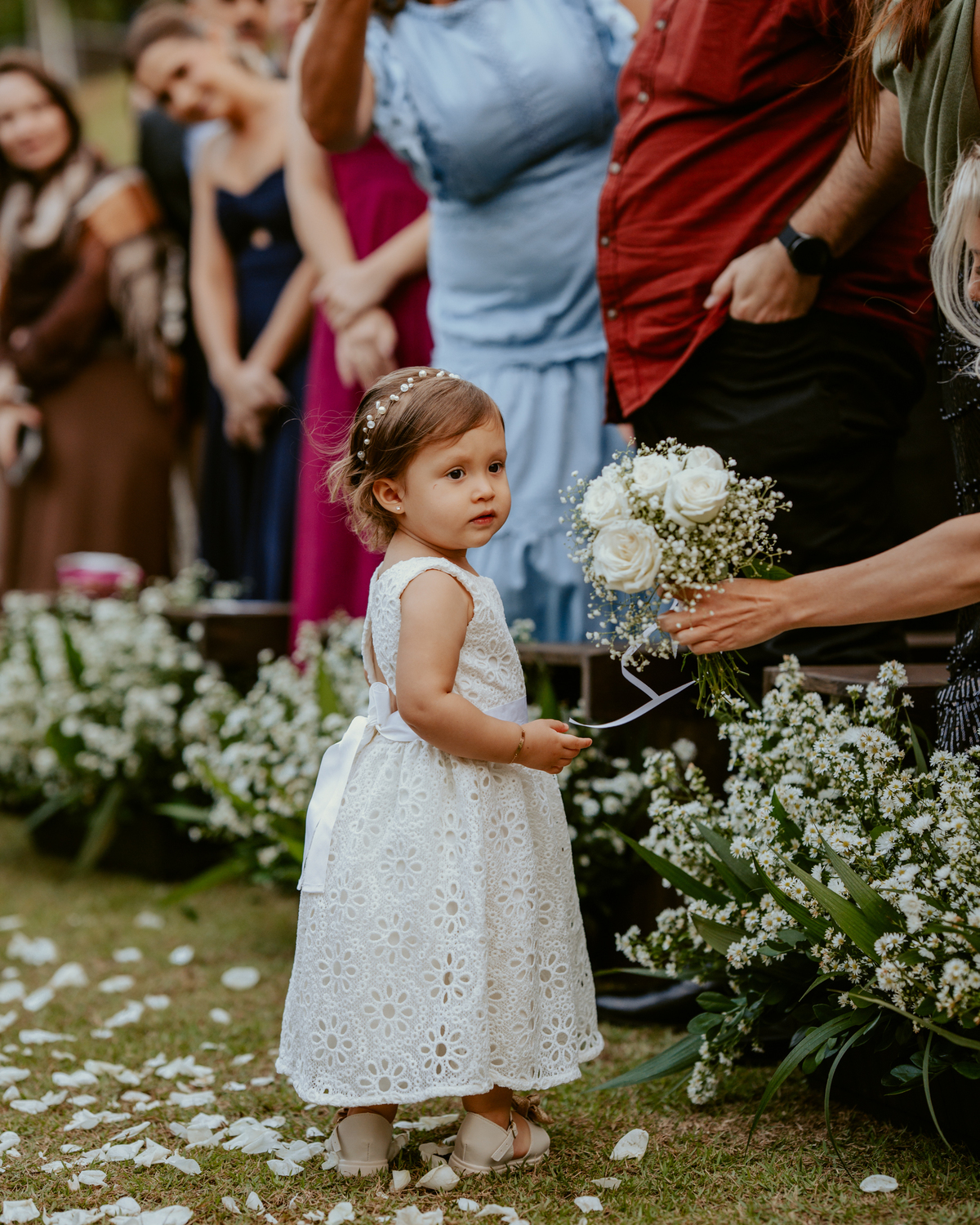 erimônia de casamento ao ar livre no Refúgio dos Lagos em Massaranduba com altar decorado pela Vila das Flores e convidados presentes.