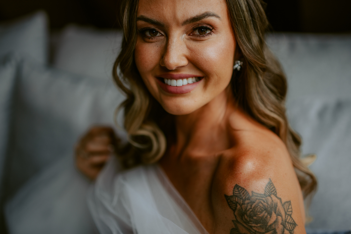 Retrato da noiva Stephanie durante making of no chalé do Refúgio dos Lagos em Massaranduba, com luz suave e expressão natural, destacando preparação para casamento na região do Vale do Itapocu.