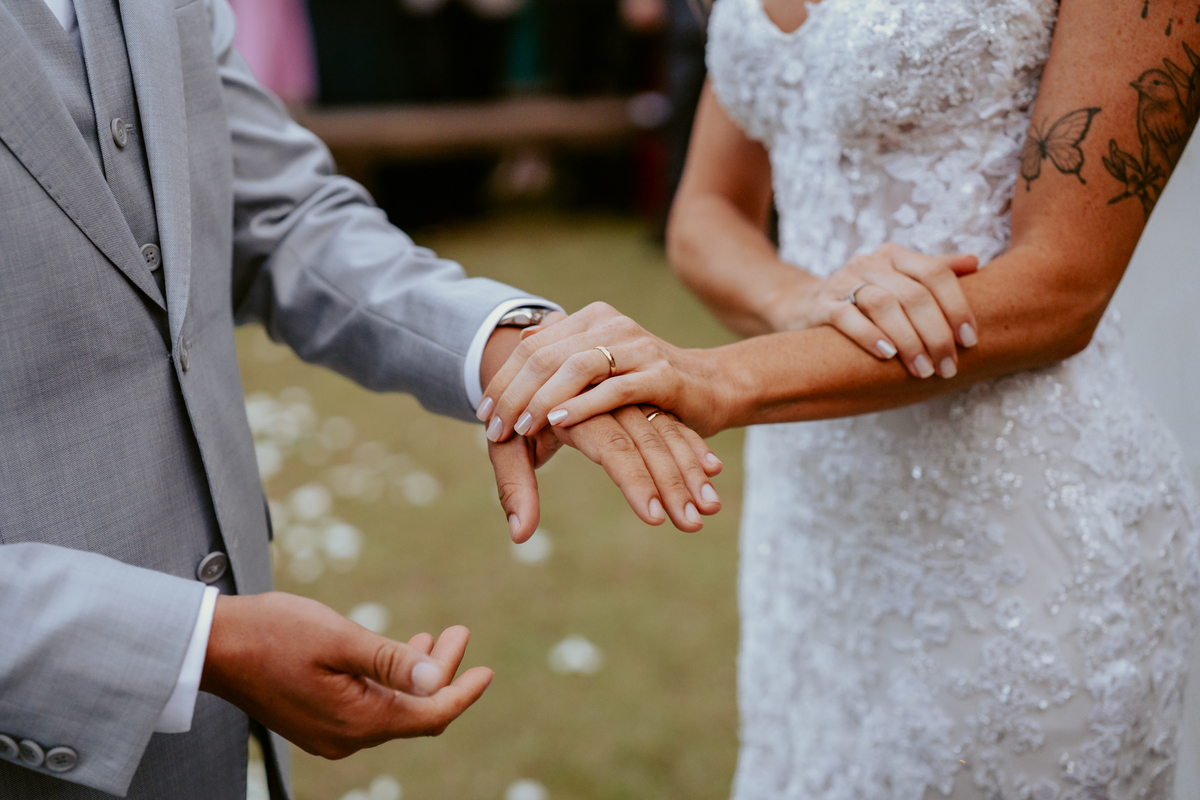 erimônia de casamento ao ar livre no Refúgio dos Lagos em Massaranduba com altar decorado pela Vila das Flores e convidados presentes.