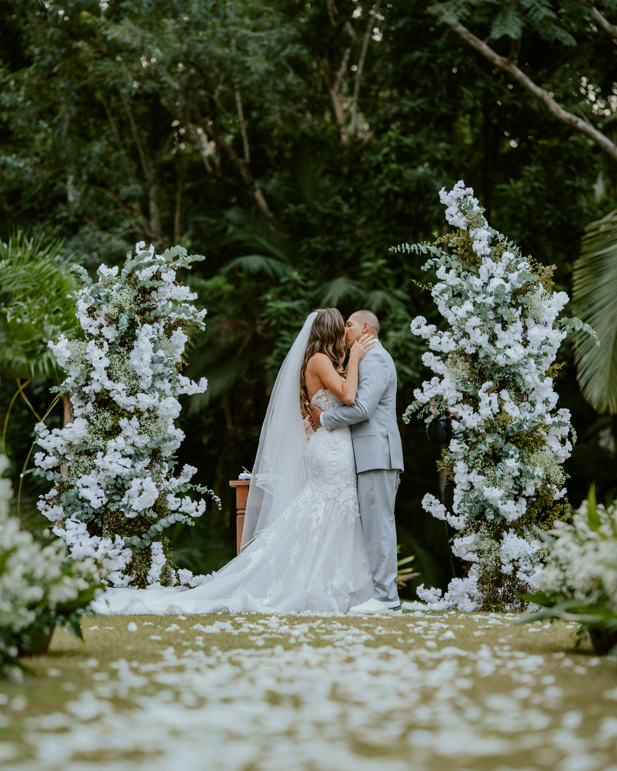 erimônia de casamento ao ar livre no Refúgio dos Lagos em Massaranduba com altar decorado pela Vila das Flores e convidados presentes.