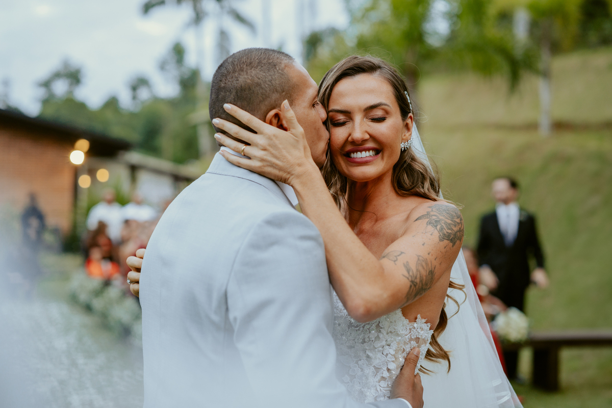 erimônia de casamento ao ar livre no Refúgio dos Lagos em Massaranduba com altar decorado pela Vila das Flores e convidados presentes.