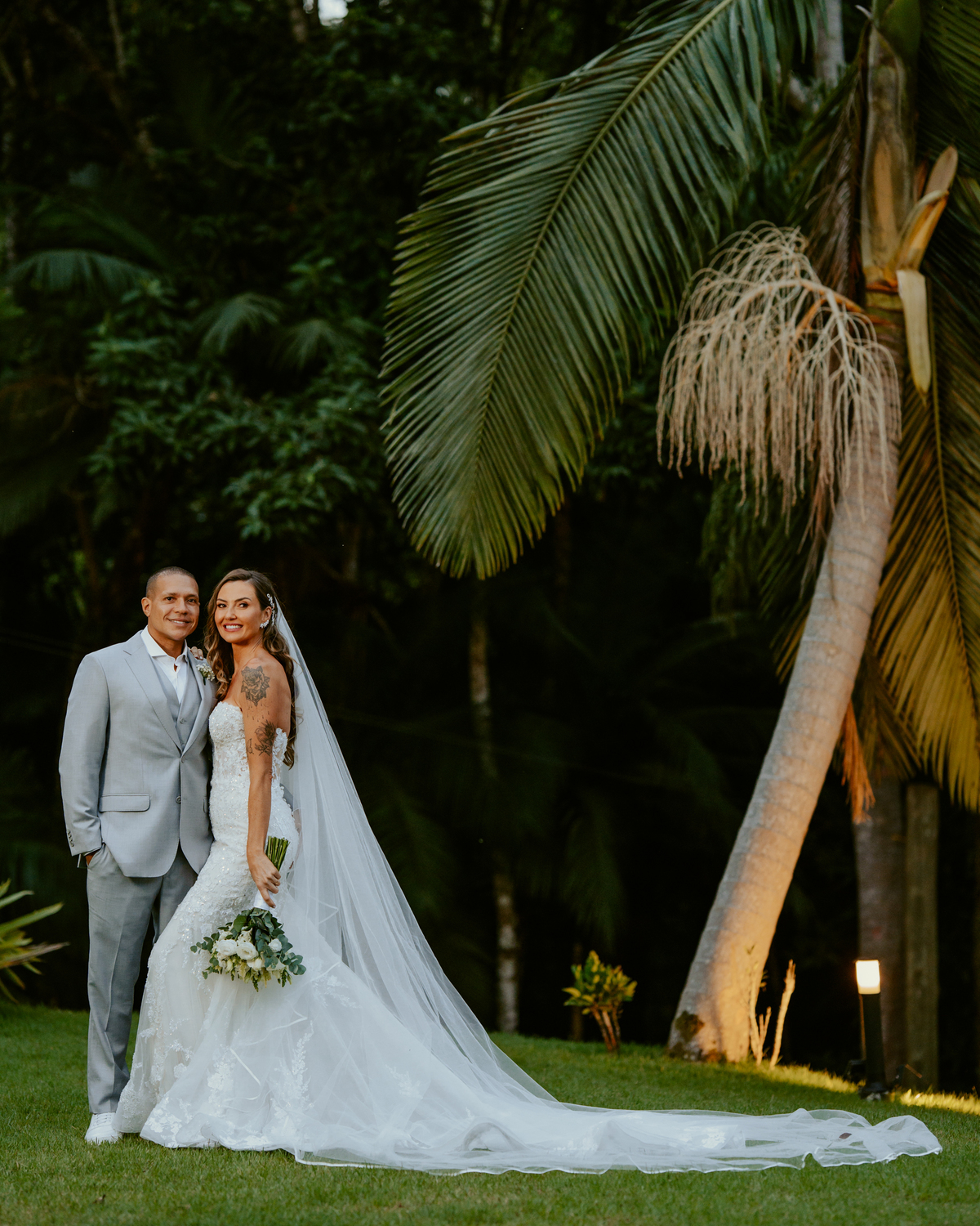 Noivos celebrando após casamento com convidados em ambiente externo no Refúgio dos Lagos em Massaranduba, com natureza ao fundo e clima festivo.