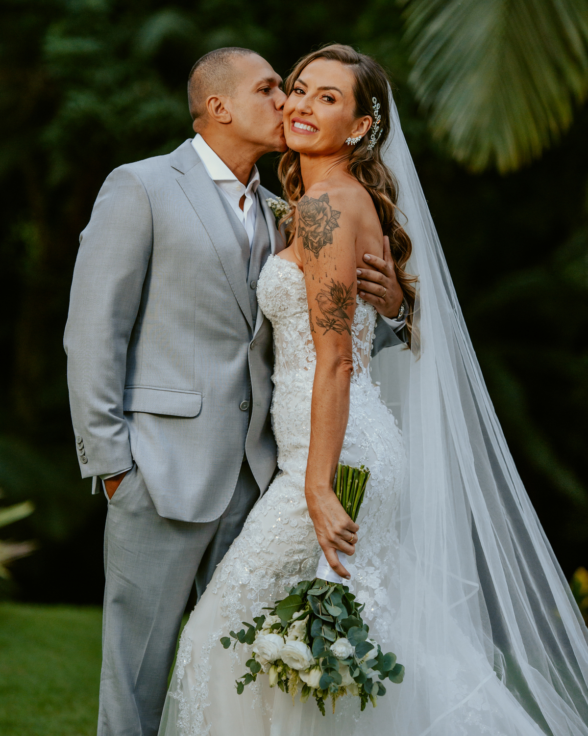 Noivos celebrando após casamento com convidados em ambiente externo no Refúgio dos Lagos em Massaranduba, com natureza ao fundo e clima festivo.