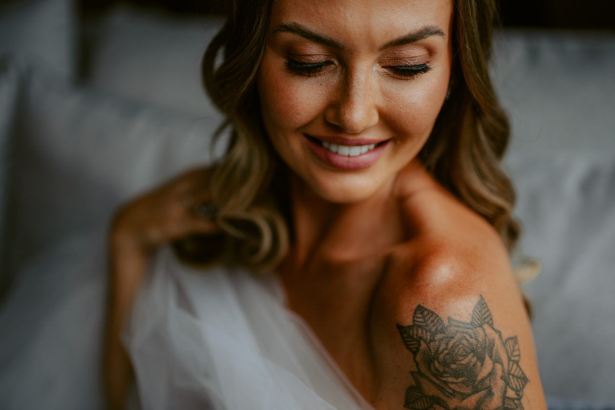 Retrato da noiva Stephanie durante making of no chalé do Refúgio dos Lagos em Massaranduba, com luz suave e expressão natural, destacando preparação para casamento na região do Vale do Itapocu.