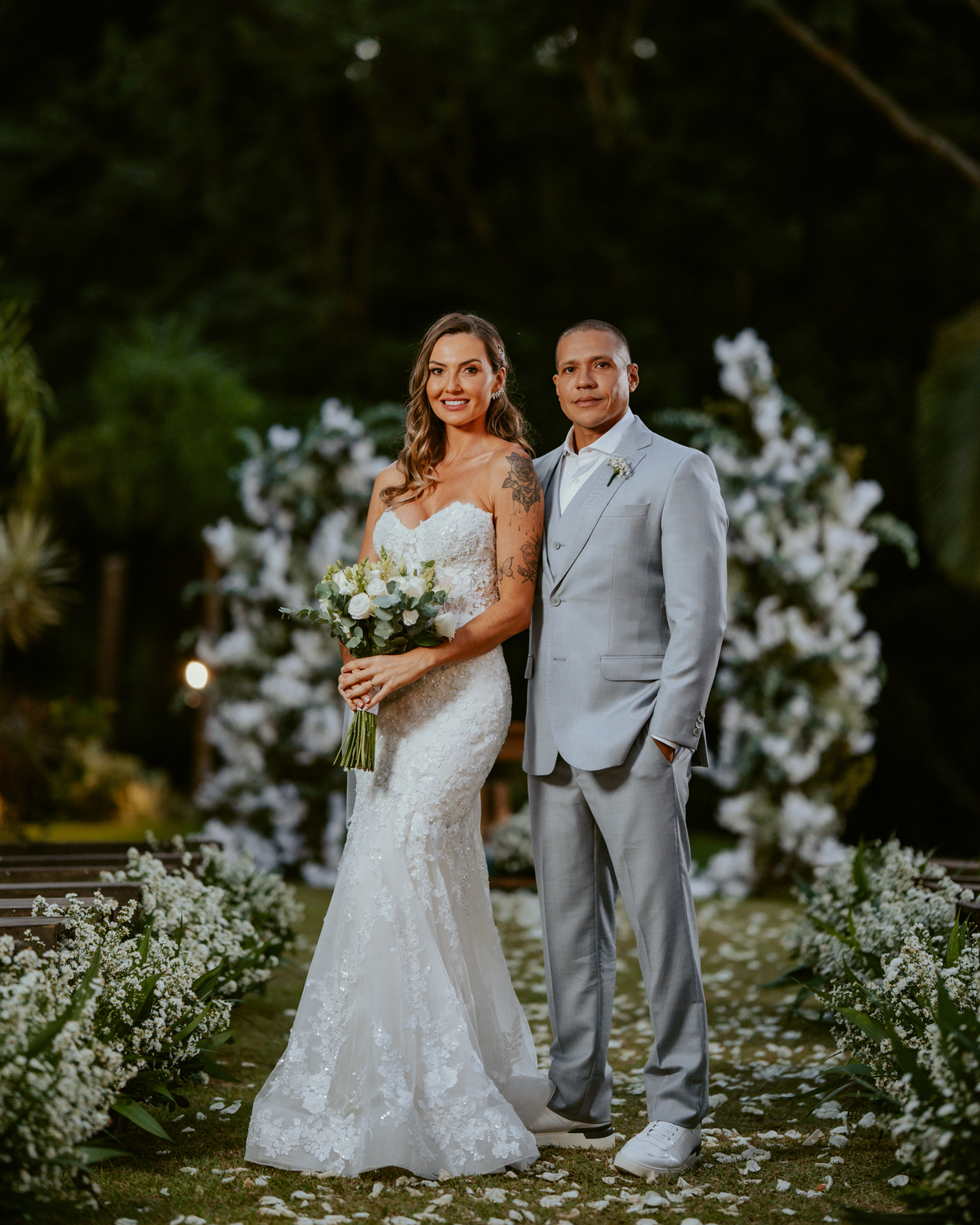 Noivos celebrando após casamento com convidados em ambiente externo no Refúgio dos Lagos em Massaranduba, com natureza ao fundo e clima festivo.