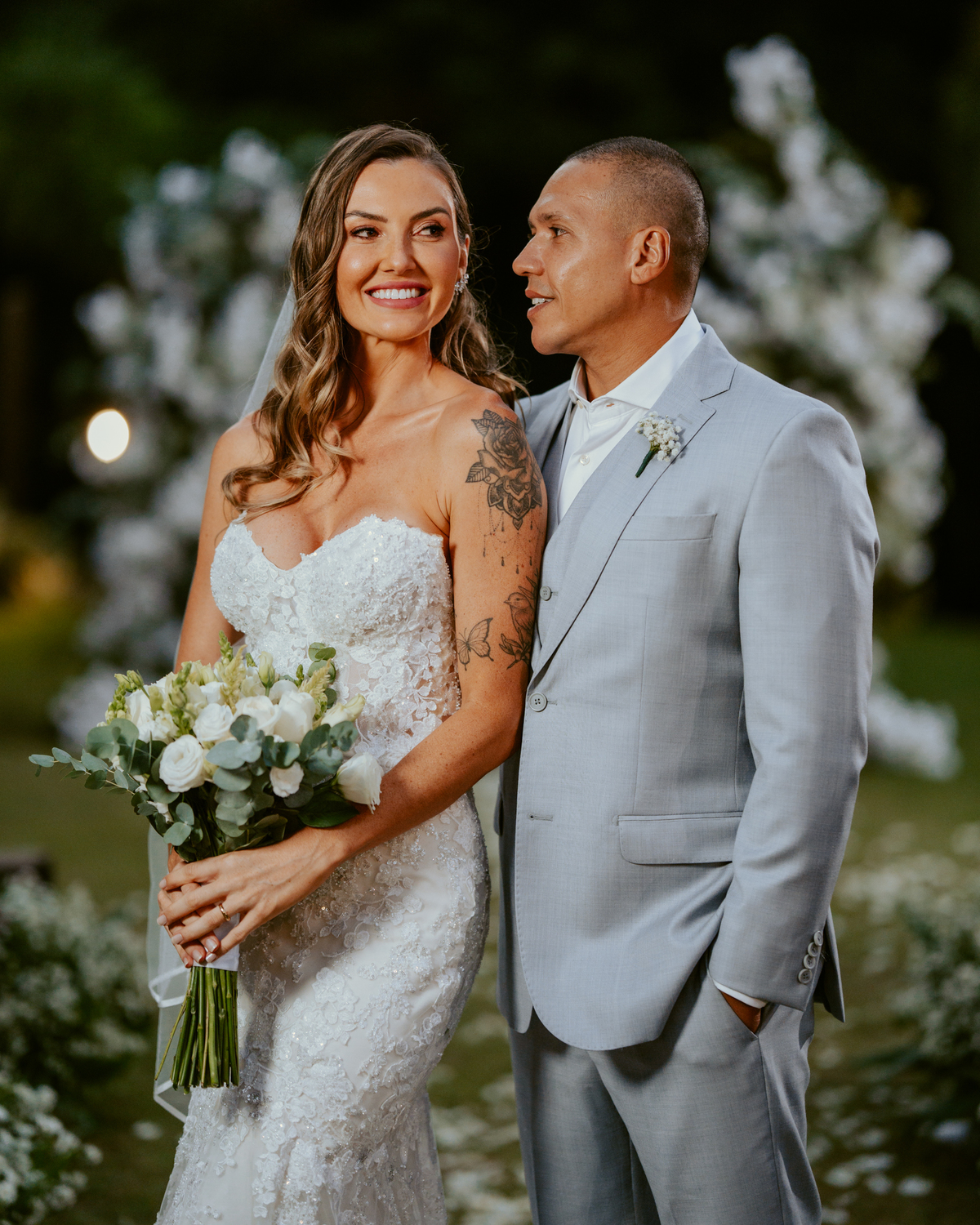 Noivos celebrando após casamento com convidados em ambiente externo no Refúgio dos Lagos em Massaranduba, com natureza ao fundo e clima festivo.