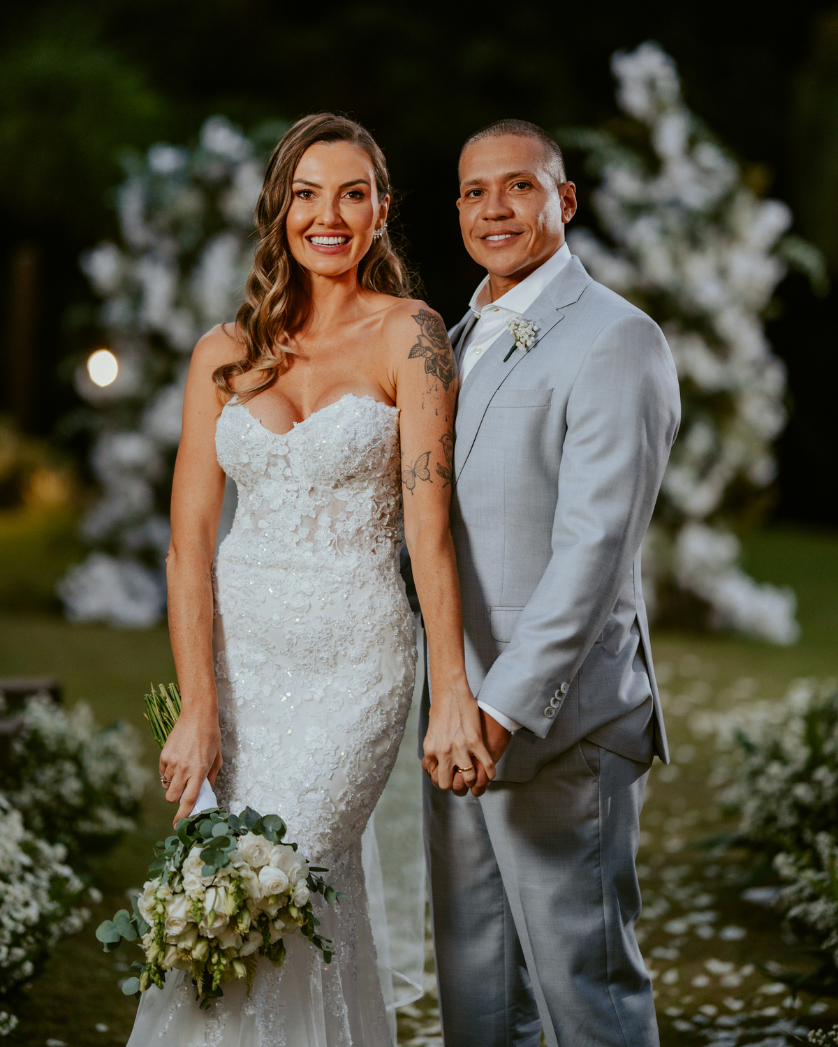 Noivos celebrando após casamento com convidados em ambiente externo no Refúgio dos Lagos em Massaranduba, com natureza ao fundo e clima festivo.