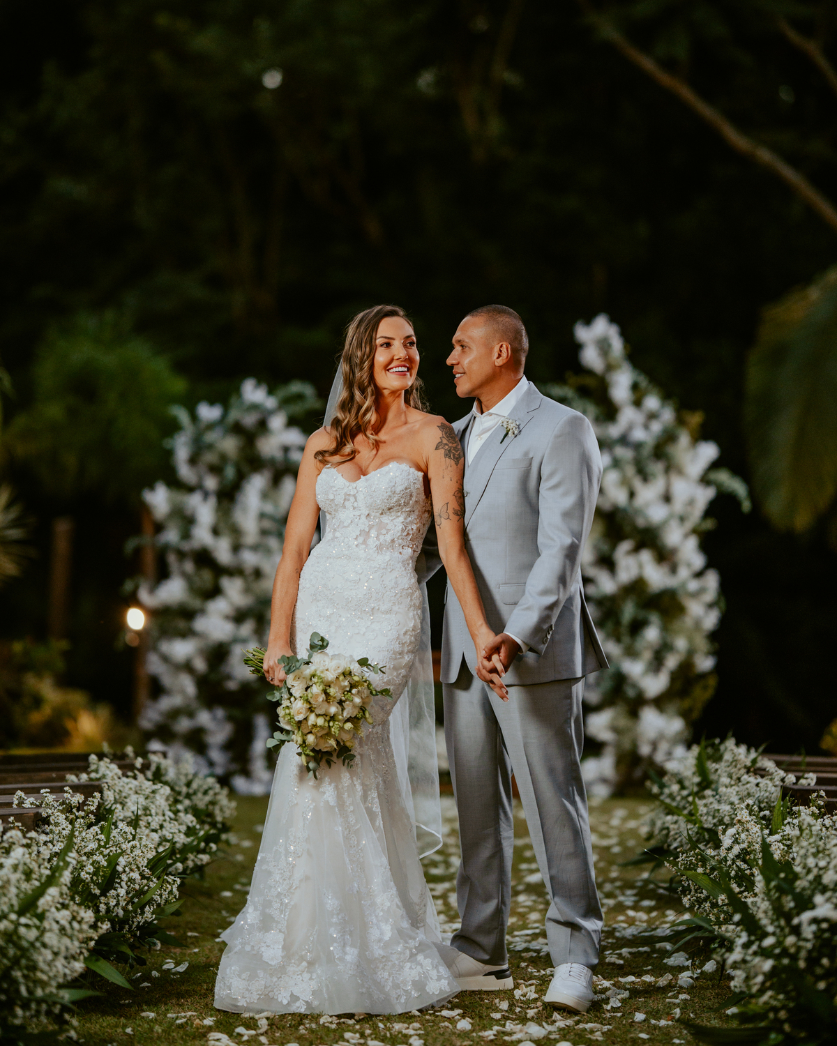 Noivos posando para fotos após cerimônia em casamento no Refúgio dos Lagos em Massaranduba, com cenário natural e iluminação suave.