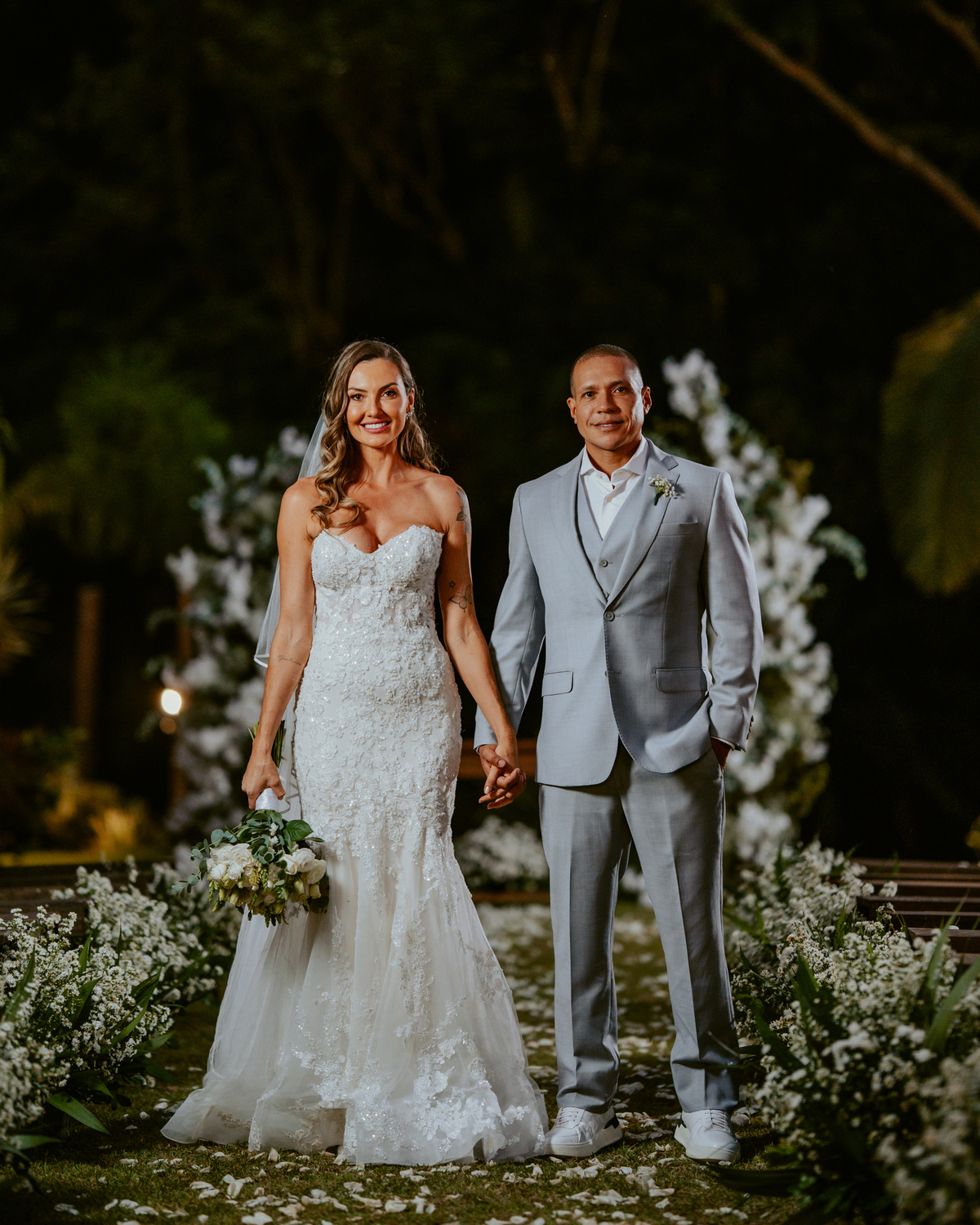 Noivos posando para fotos após cerimônia em casamento no Refúgio dos Lagos em Massaranduba, com cenário natural e iluminação suave.