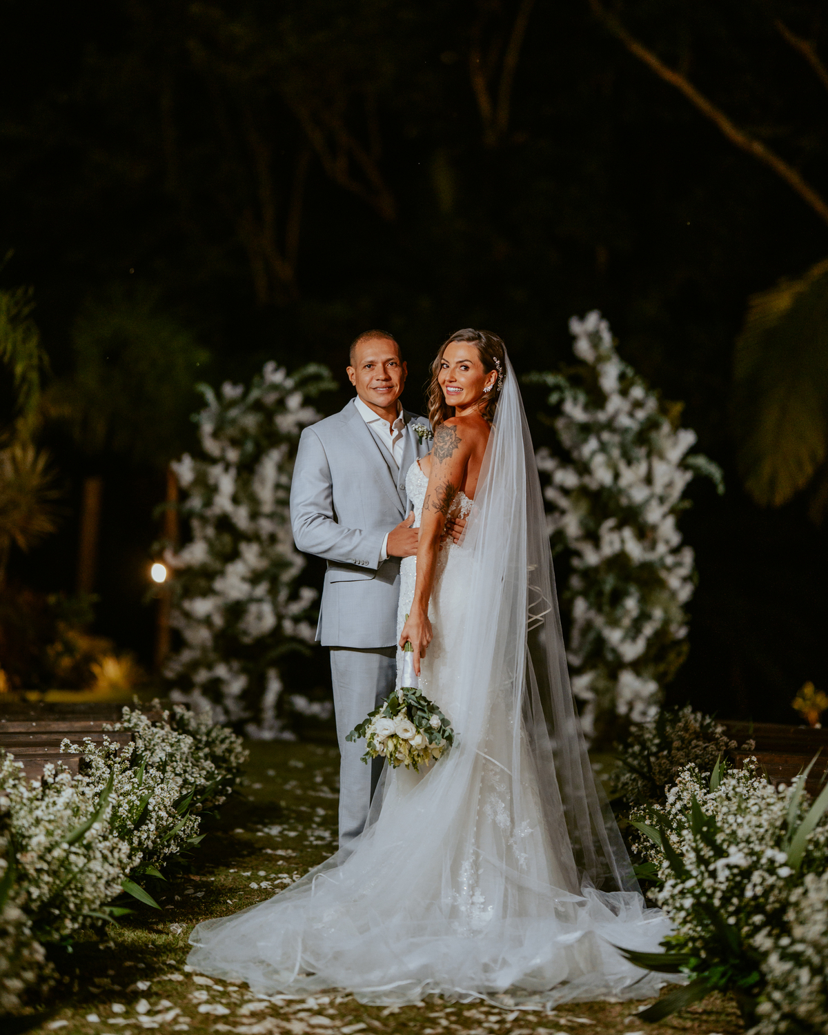 Noivos posando para fotos após cerimônia em casamento no Refúgio dos Lagos em Massaranduba, com cenário natural e iluminação suave.