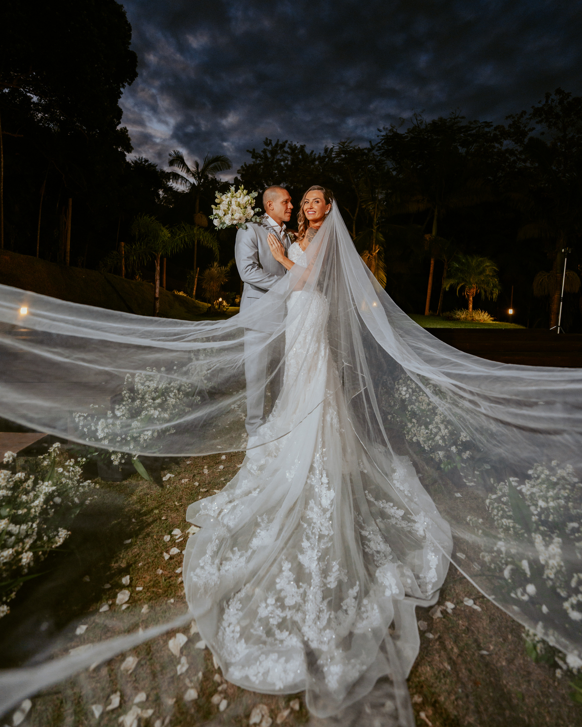 Noivos posando para fotos após cerimônia em casamento no Refúgio dos Lagos em Massaranduba, com cenário natural e iluminação suave.