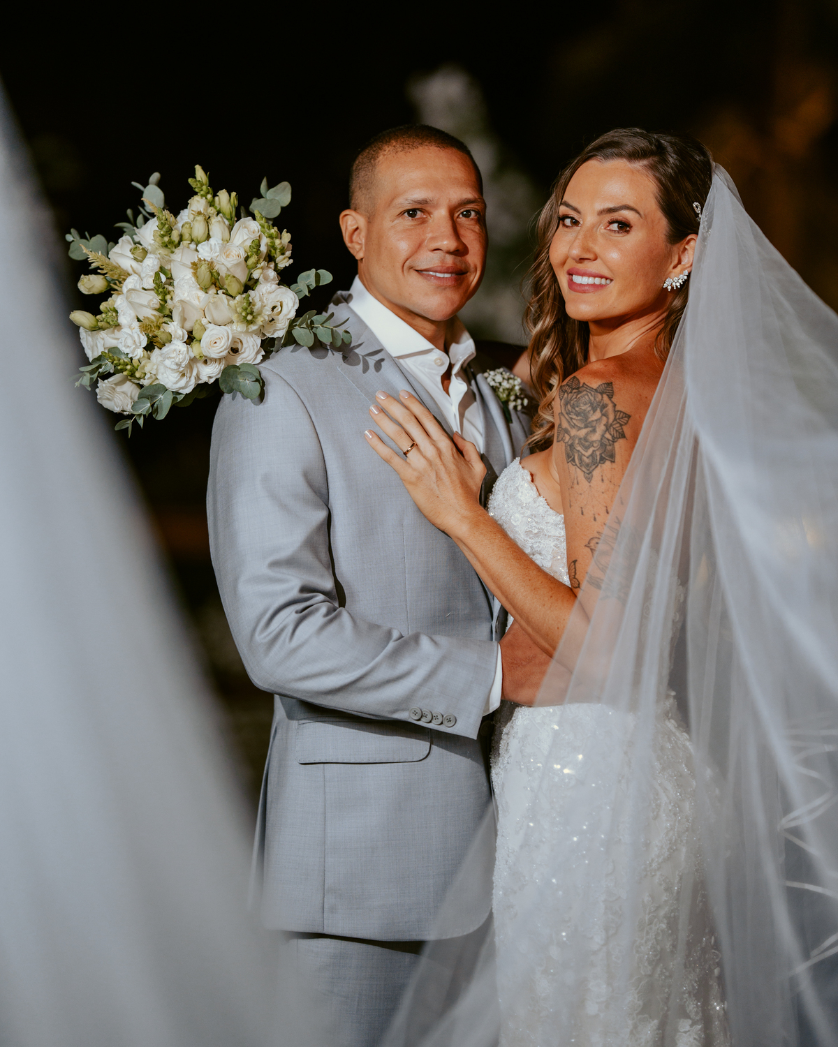 Noivos posando para fotos após cerimônia em casamento no Refúgio dos Lagos em Massaranduba, com cenário natural e iluminação suave.