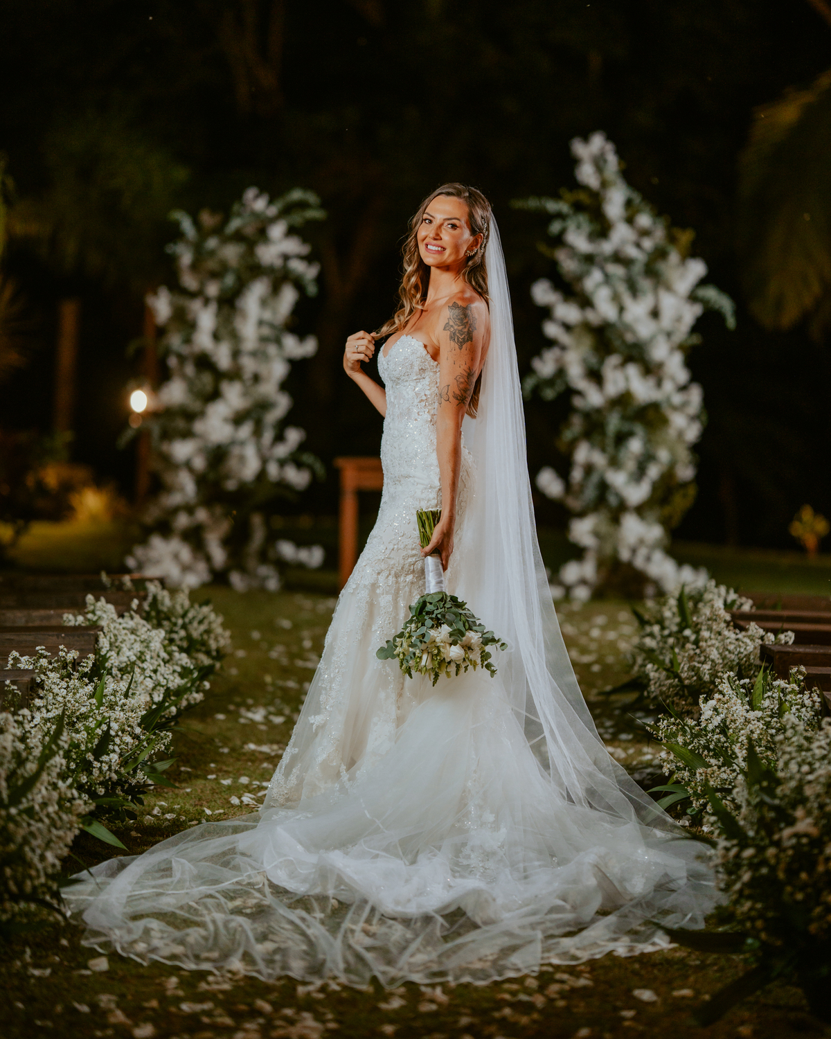 Noivos posando para fotos após cerimônia em casamento no Refúgio dos Lagos em Massaranduba, com cenário natural e iluminação suave.