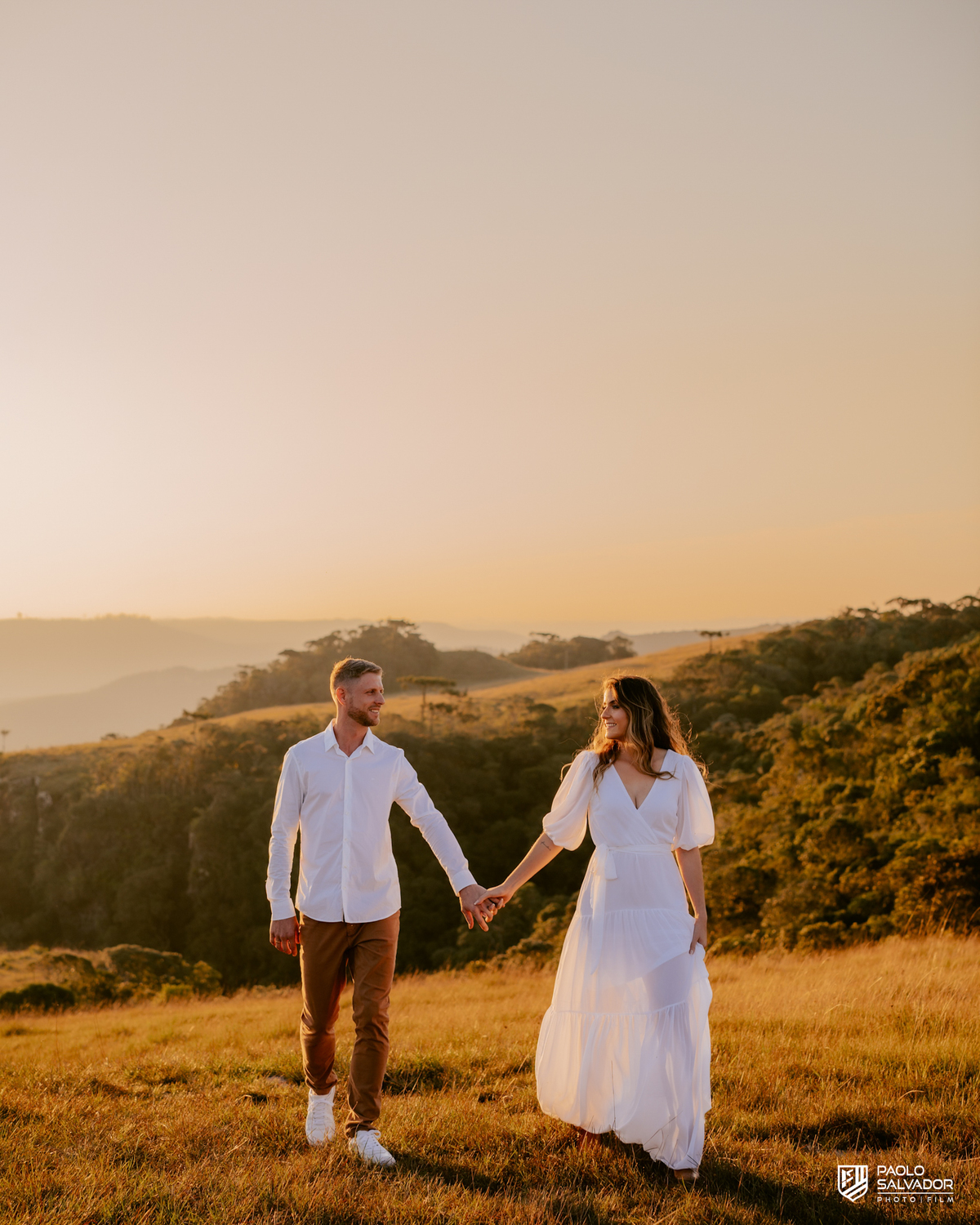 Close do casal em ensaio pré-wedding ao pôr do sol em Rancho Queimado, com luz dourada, conexão emocional e cenário de montanha na Serra Catarinense.
