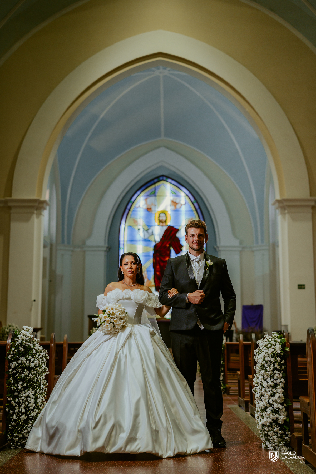Noivos em frente à igreja com carro clássico branco, ensaio pós-cerimônia em Indaial, fotografia de casamento sofisticada Santa Catarina