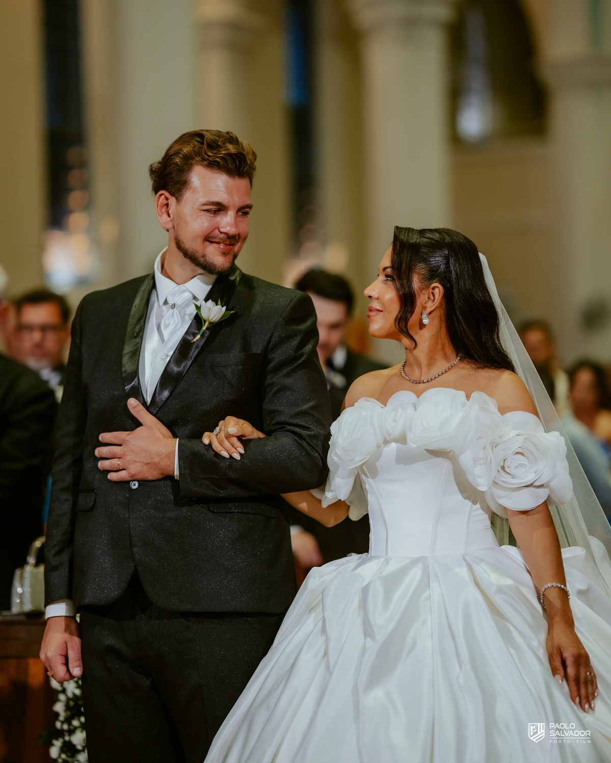 Noivos em retrato romântico dentro da Igreja Santa Inês com vitral ao fundo, fotografia de casamento elegante, ensaio pós-cerimônia Indaial