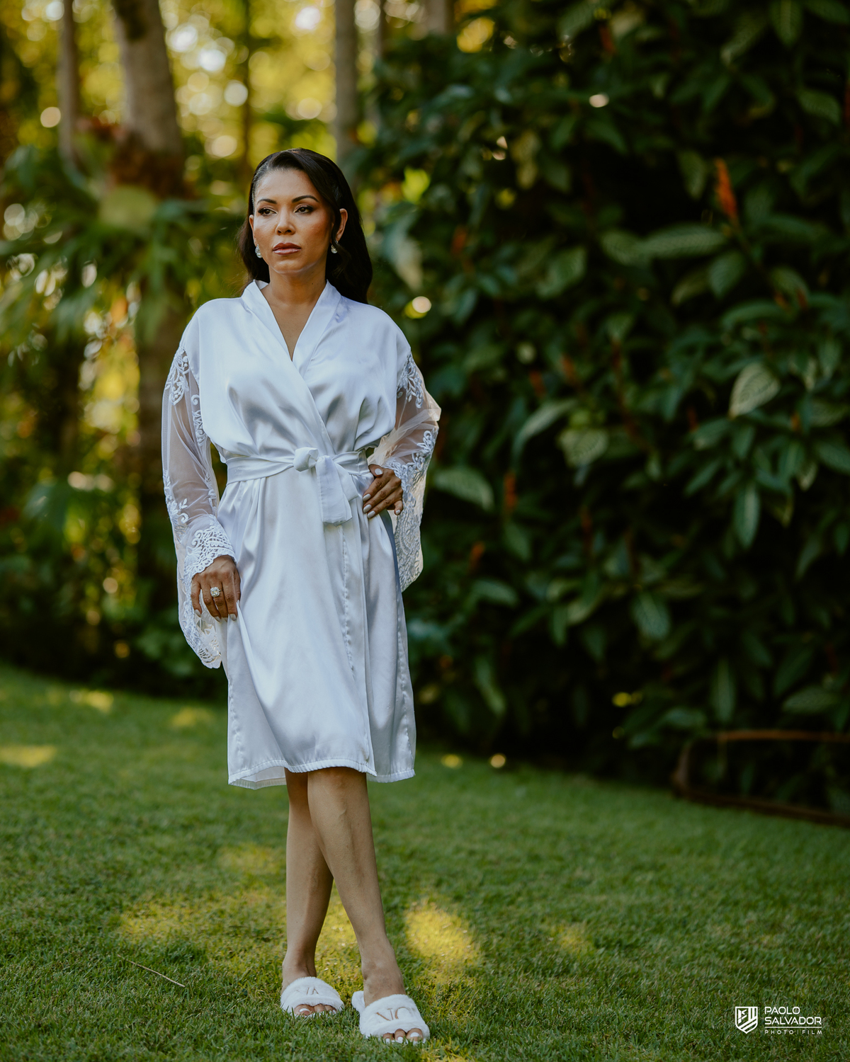 Noiva Patrícia em momento delicado no making of no Sítio Colina Verde em Indaial, luz natural e atmosfera romântica, fotografia de noiva elegante, preparação casamento Santa Catarina
