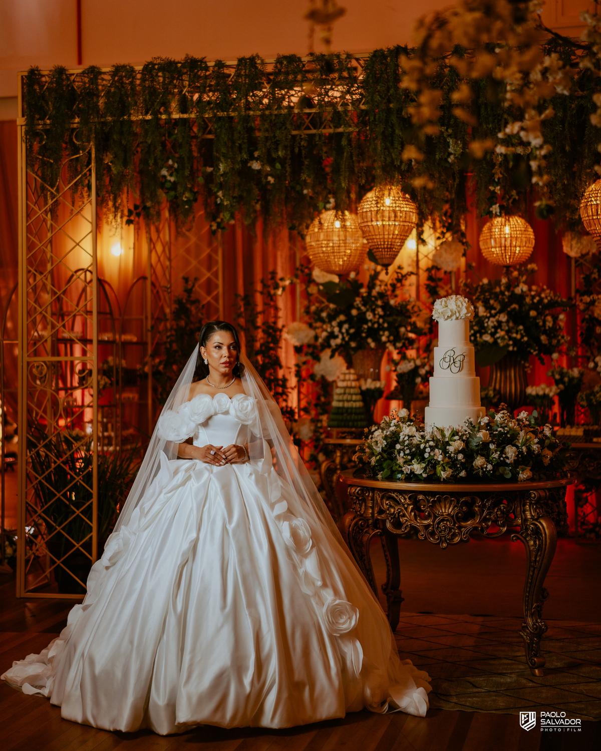 Noiva Patrícia em ensaio na decoração assinada por Silvana Decoradora na Sociedade Recreativa Indaial, ambiente sofisticado, fotografia de casamento elegante SC