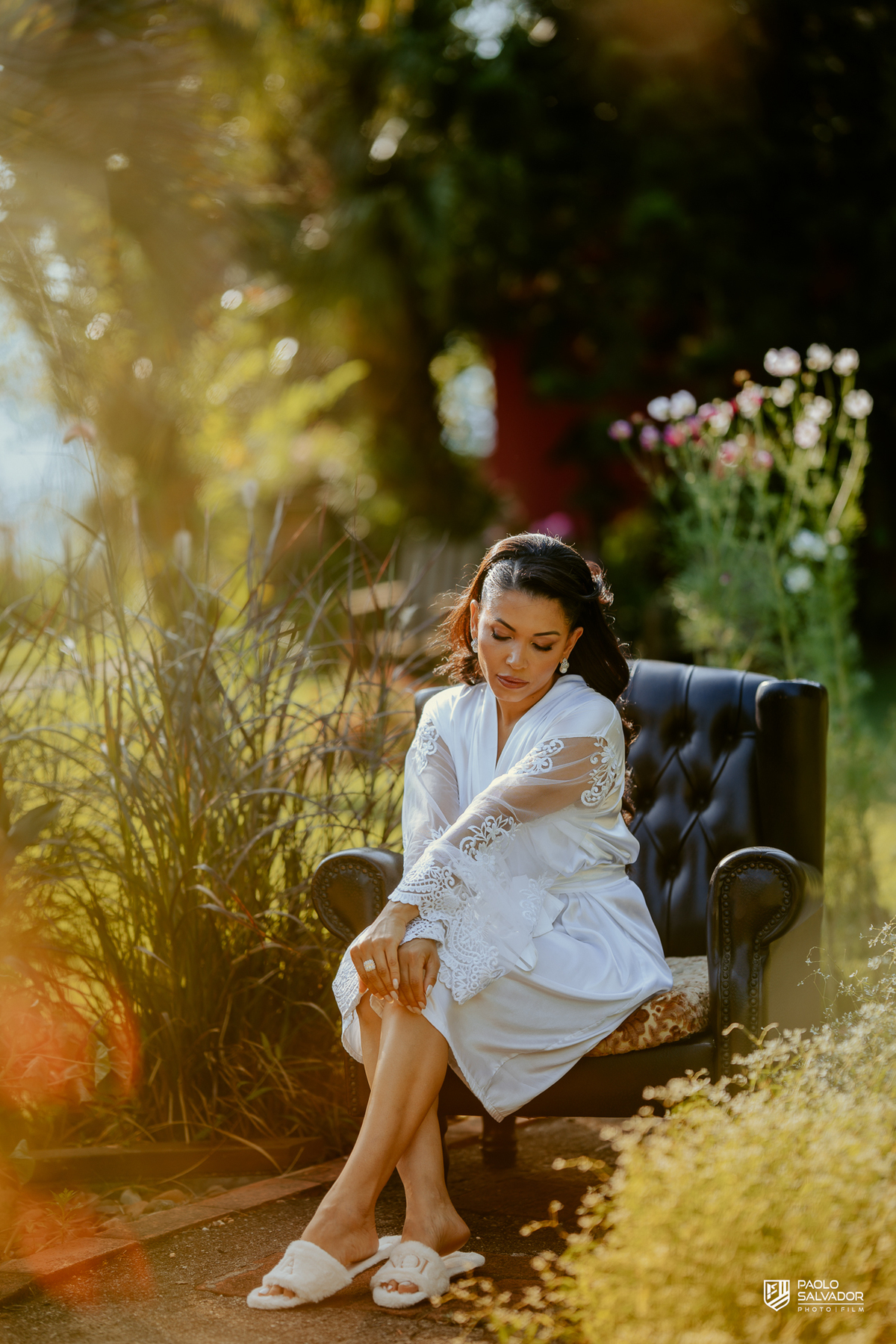 Noiva Patrícia em momento delicado no making of no Sítio Colina Verde em Indaial, luz natural e atmosfera romântica, fotografia de noiva elegante, preparação casamento Santa Catarina