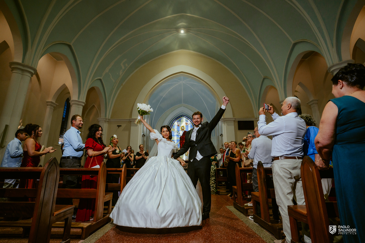 Noivos em retrato romântico dentro da Igreja Santa Inês com vitral ao fundo, fotografia de casamento elegante, ensaio pós-cerimônia Indaial