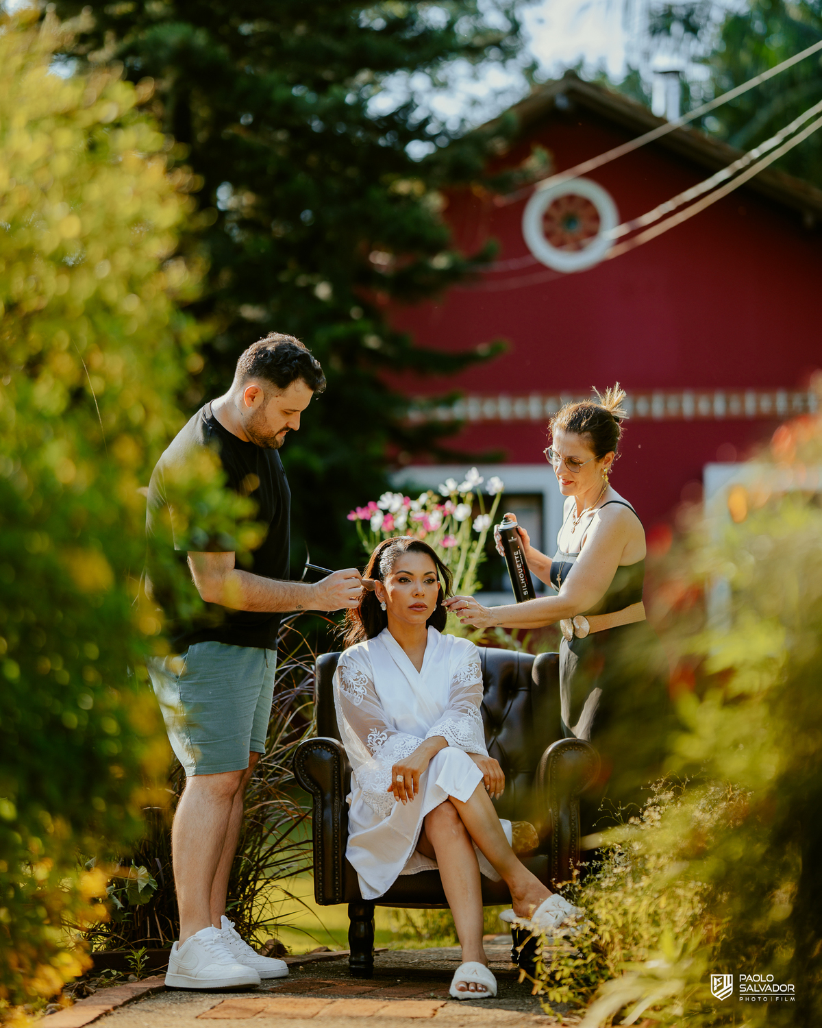 Making of da noiva Patrícia com maquiagem de Eduardo Dayan ao ar livre no Sítio Colina Verde em Indaial, preparação da noiva casamento SC, beauty wedding, fotografia de casamento profissional