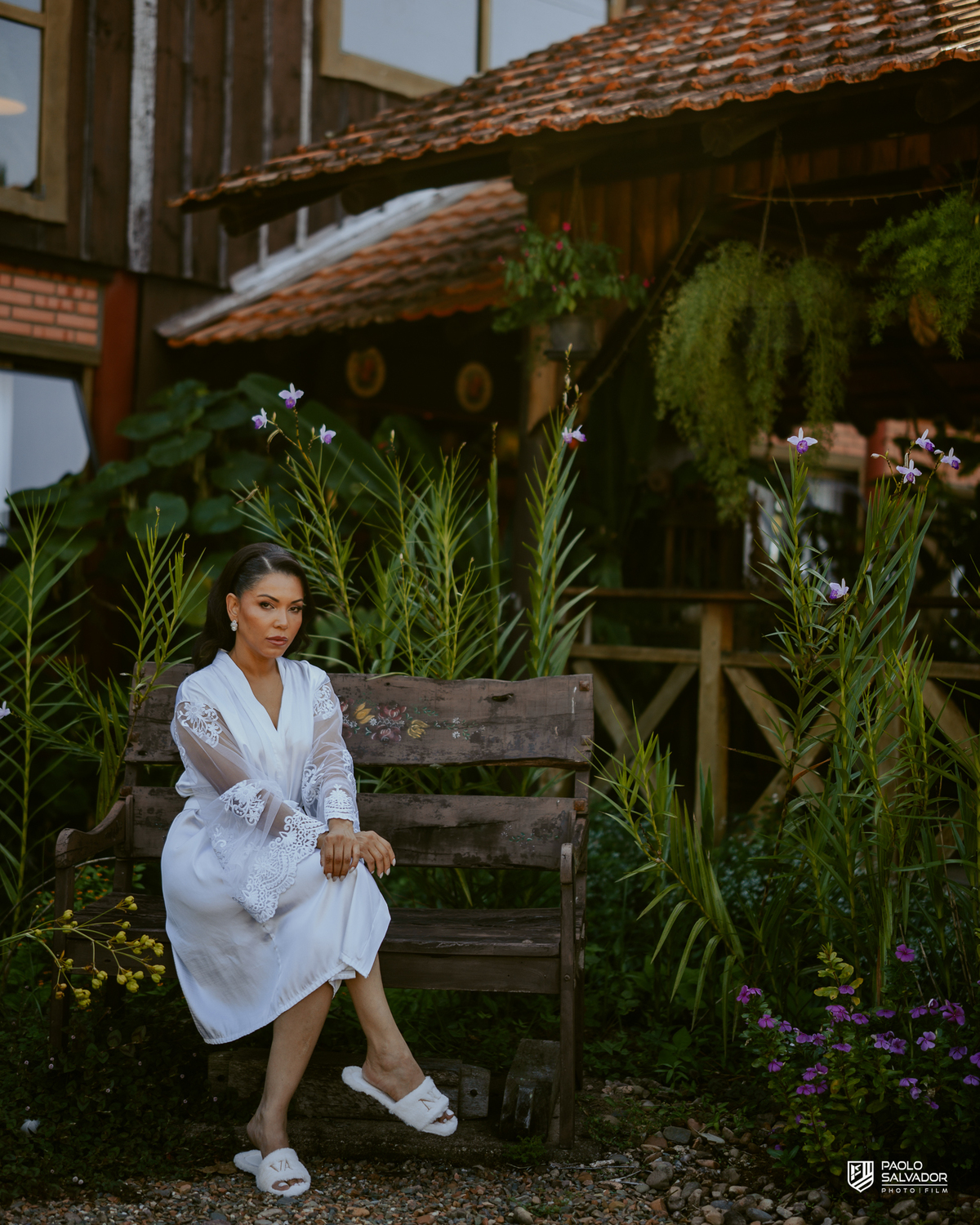Noiva Patrícia em momento delicado no making of no Sítio Colina Verde em Indaial, luz natural e atmosfera romântica, fotografia de noiva elegante, preparação casamento Santa Catarina