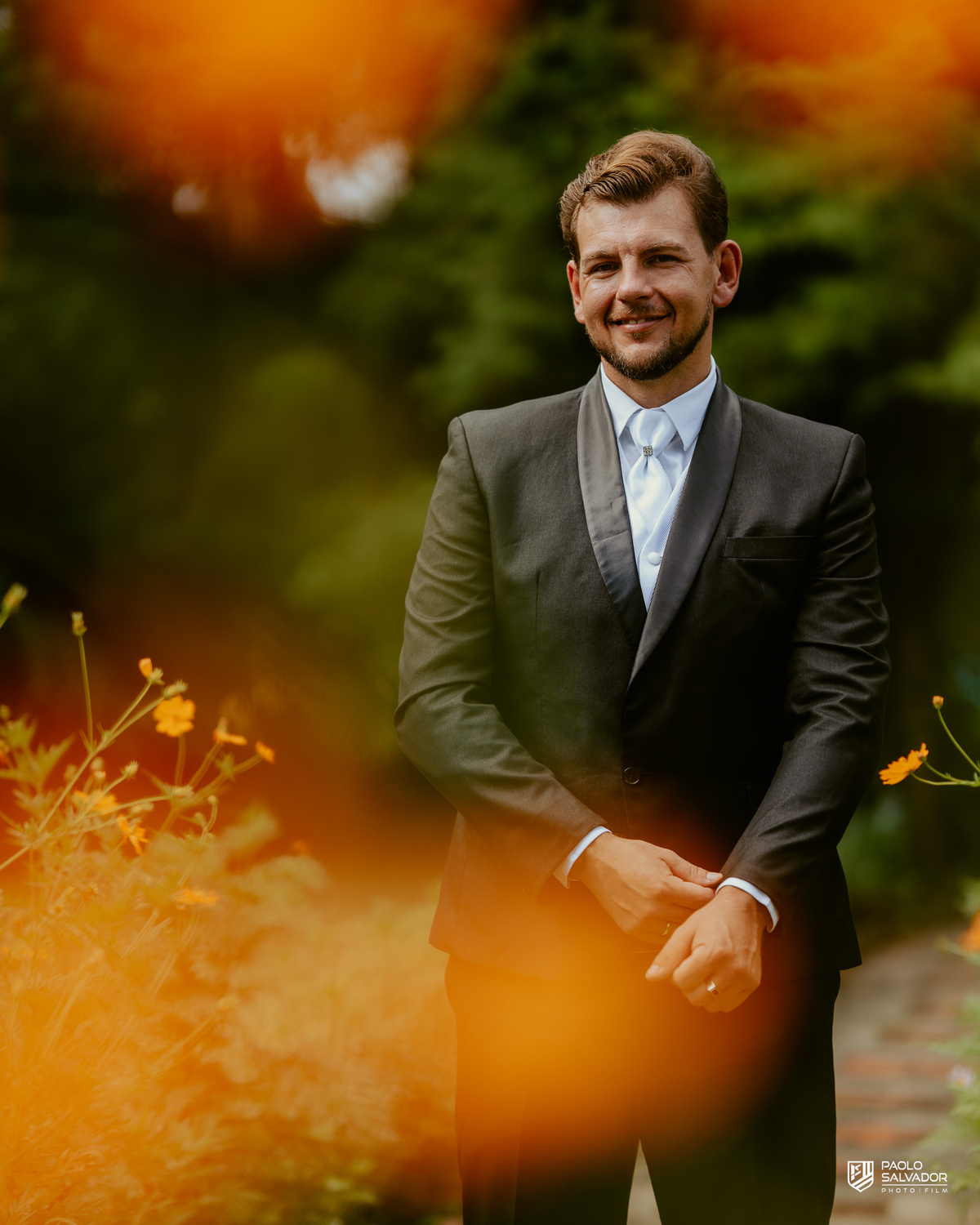 Noivo Rogério ajustando o terno em meio à natureza no Sítio Colina Verde em Indaial, making of do noivo com estilo elegante, fotografia de casamento em Indaial, ensaio masculino ao ar livre, fotógrafo de casamento Santa Catarina