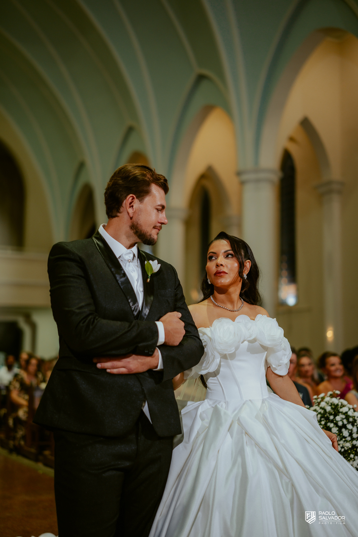 Cerimônia de casamento na Igreja Santa Inês em Indaial com convidados e padre, fotografia ampla da igreja, casamento clássico em Santa Catarina