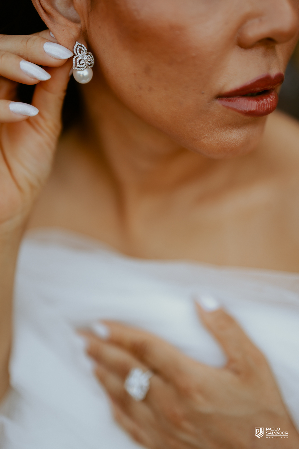 Noiva Patrícia em momento delicado no making of no Sítio Colina Verde em Indaial, luz natural e atmosfera romântica, fotografia de noiva elegante, preparação casamento Santa Catarina