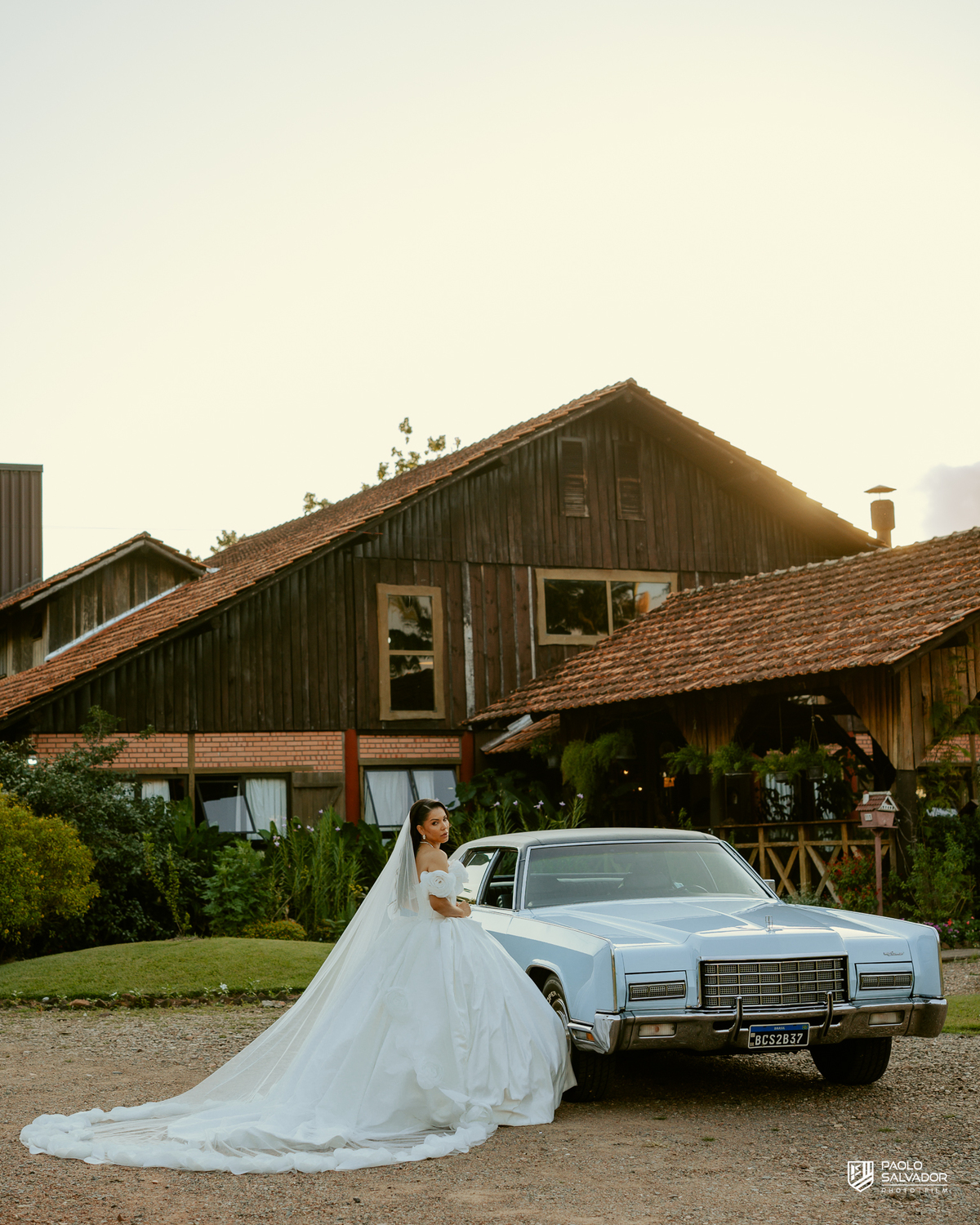 Noiva com vestido de luxo em ensaio na decoração externa com luz dourada, Sociedade Recreativa Indaial, tendência ensaio noiva pronta, fotografia de casamento premium Santa Catarina