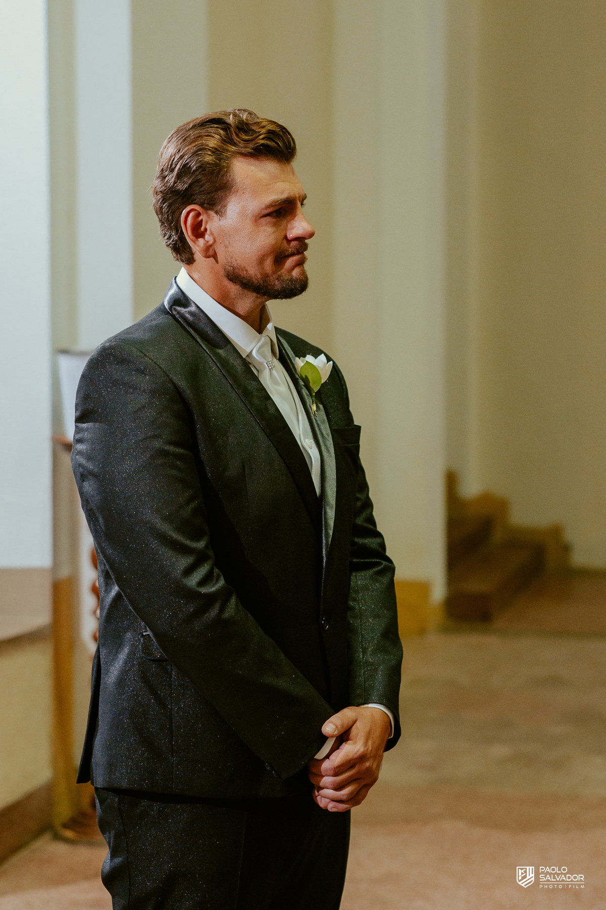 Noivo e noiva entrando juntos na Igreja Santa Inês em Indaial, cerimônia de casamento emocionante, fotografia documental de casamento Santa Catarina