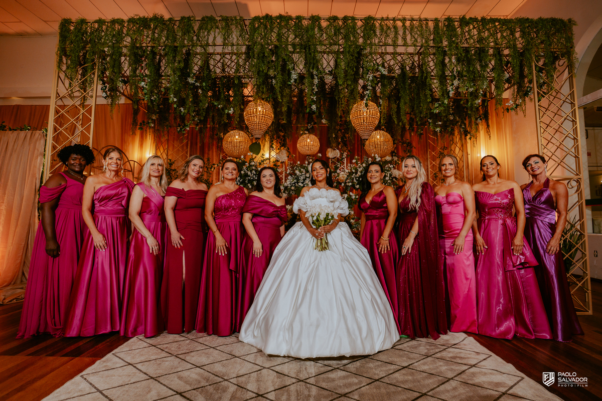 Noivo Rogério com padrinhos em retrato formal na recepção na Sociedade Recreativa Indaial, fotografia de casamento masculino elegante SC