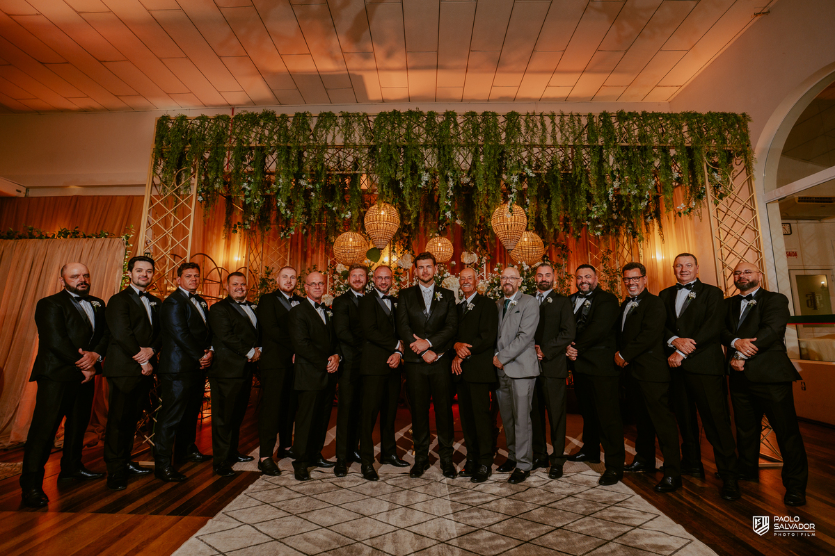 Noivo Rogério com padrinhos em retrato formal na recepção na Sociedade Recreativa Indaial, fotografia de casamento masculino elegante SC