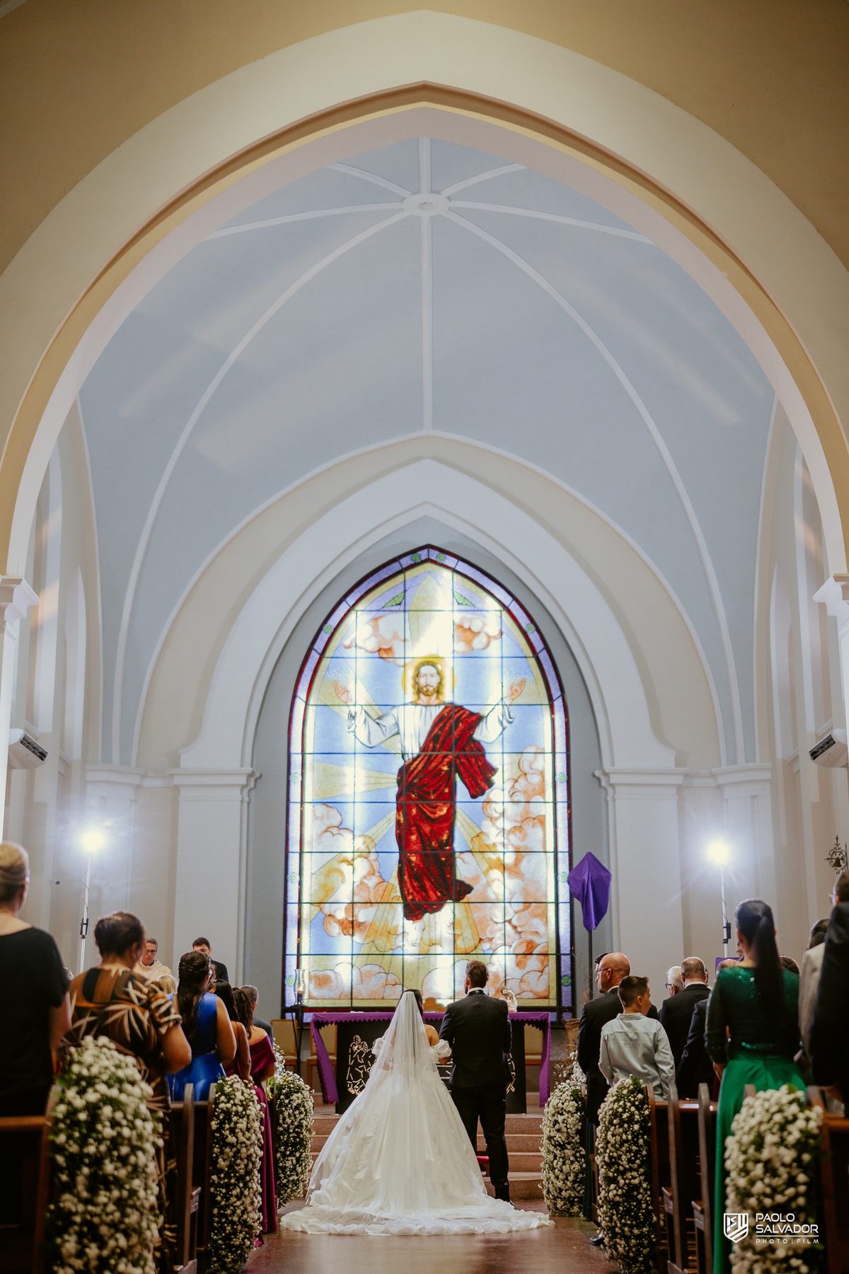 Cerimônia de casamento na Igreja Santa Inês em Indaial com convidados e padre, fotografia ampla da igreja, casamento clássico em Santa Catarina