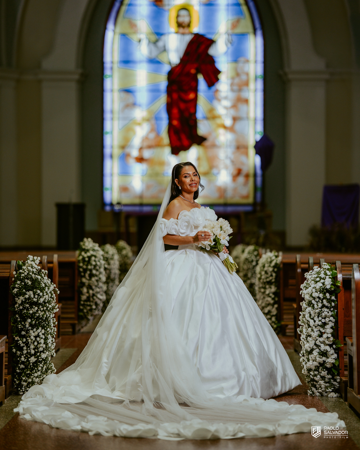 Noivos em frente à igreja com carro clássico branco, ensaio pós-cerimônia em Indaial, fotografia de casamento sofisticada Santa Catarina