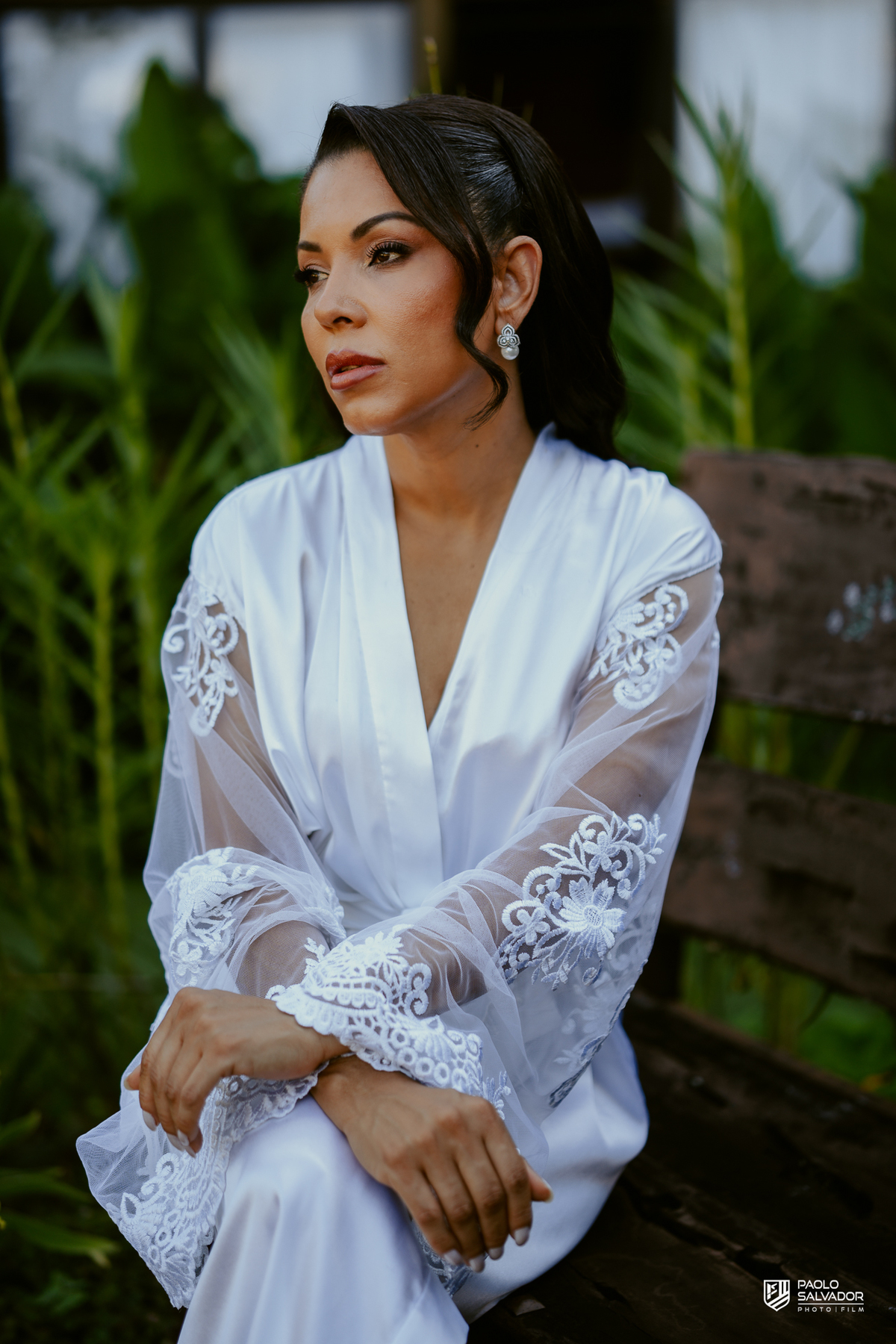 Noiva Patrícia em momento delicado no making of no Sítio Colina Verde em Indaial, luz natural e atmosfera romântica, fotografia de noiva elegante, preparação casamento Santa Catarina
