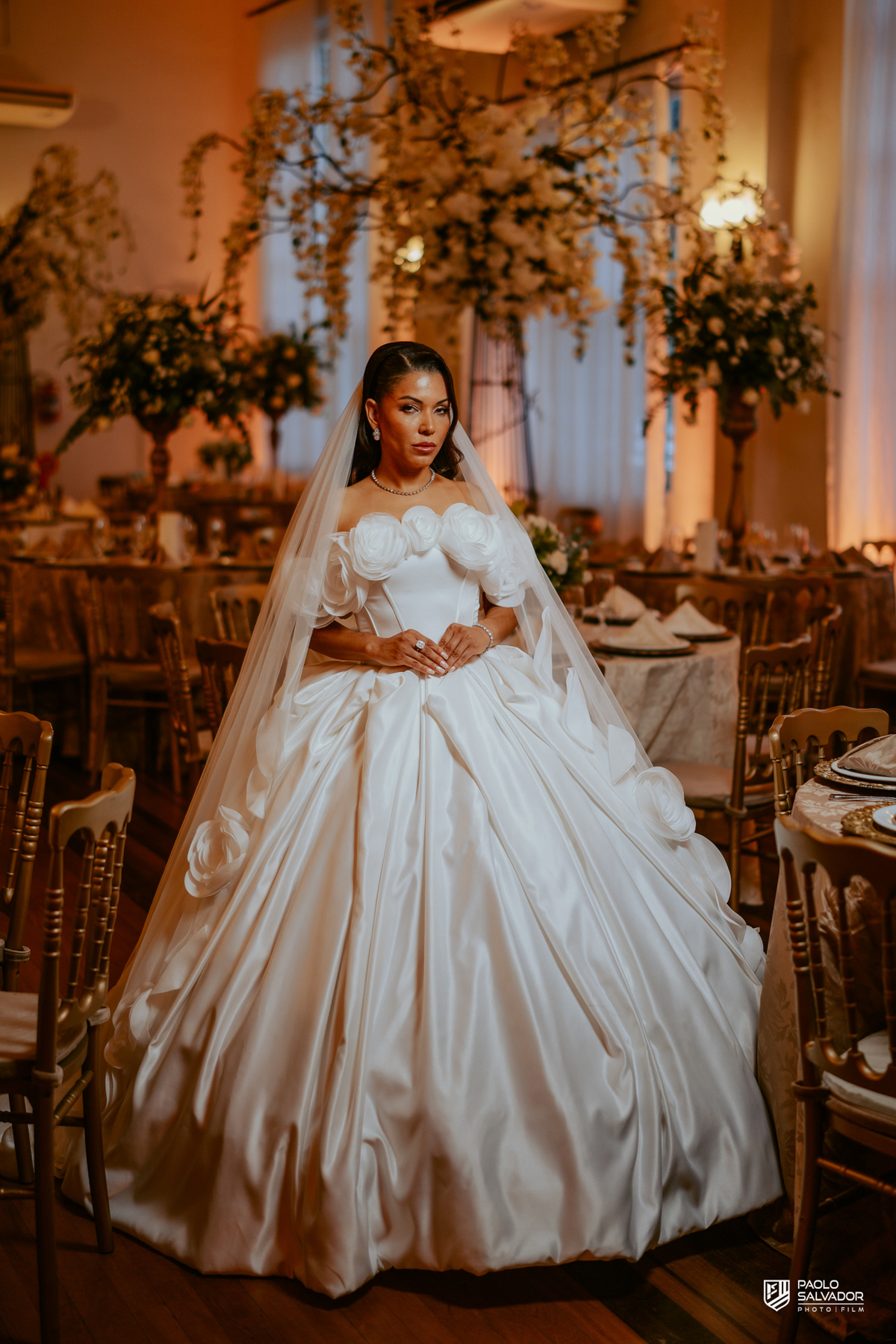 Noiva Patrícia em ensaio na decoração assinada por Silvana Decoradora na Sociedade Recreativa Indaial, ambiente sofisticado, fotografia de casamento elegante SC